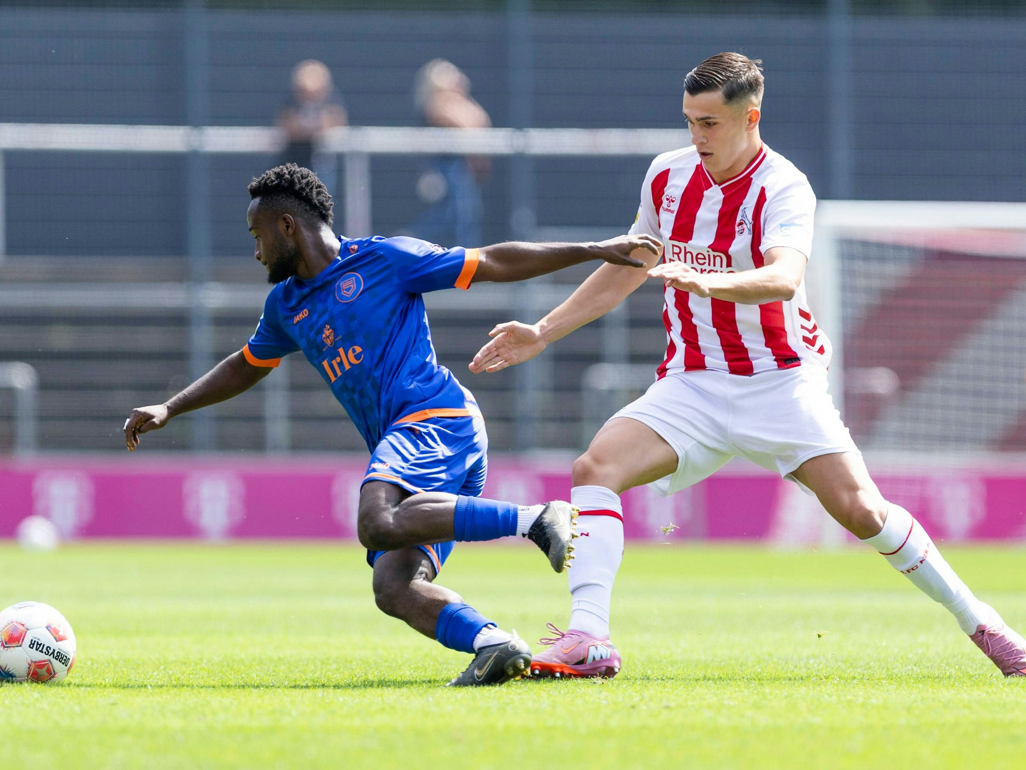 Emin Kujovic im Zweikampf mit Derrick Kyere.