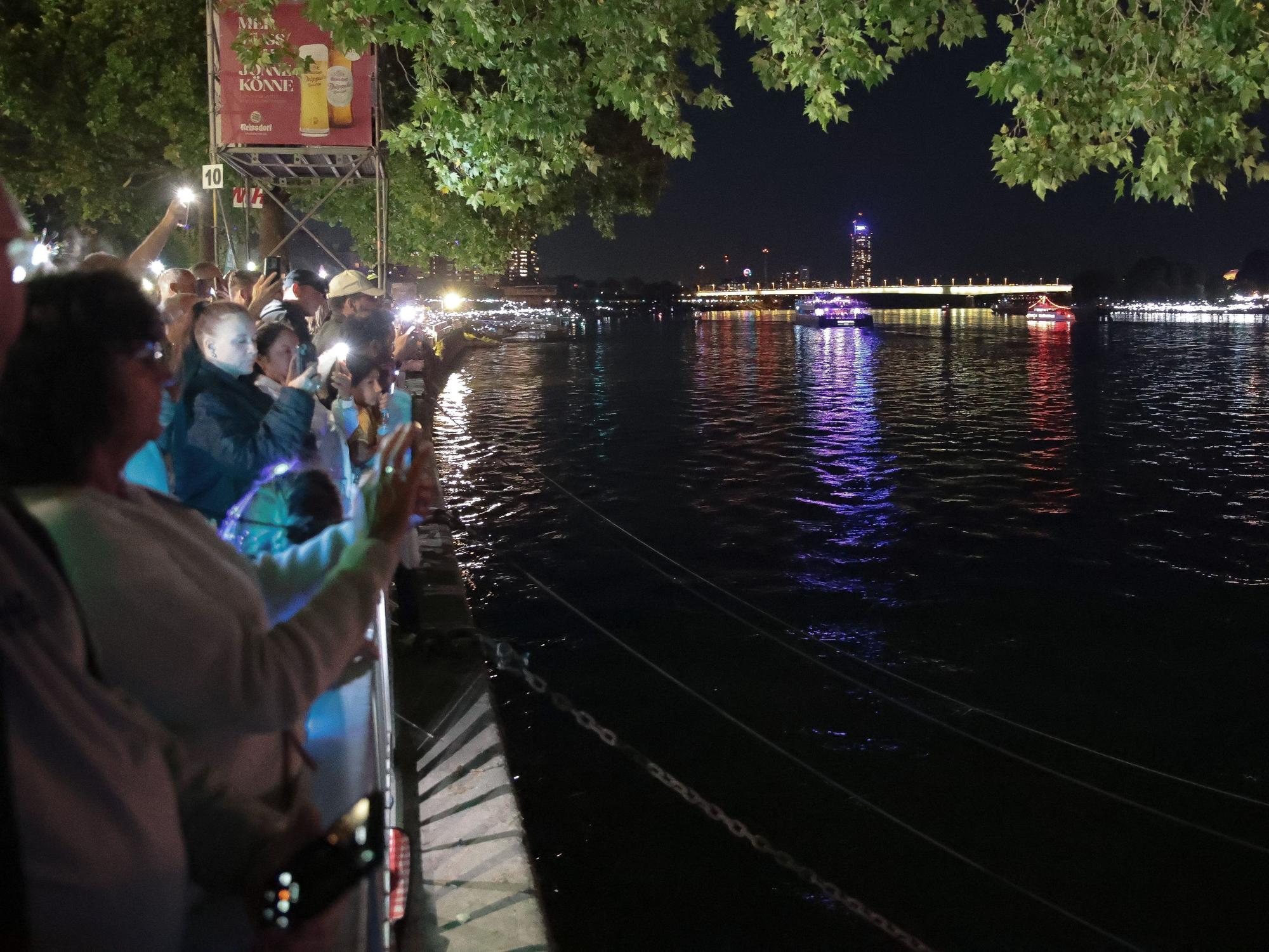 Kölner Lichter: Menschen mit Handylichtern.