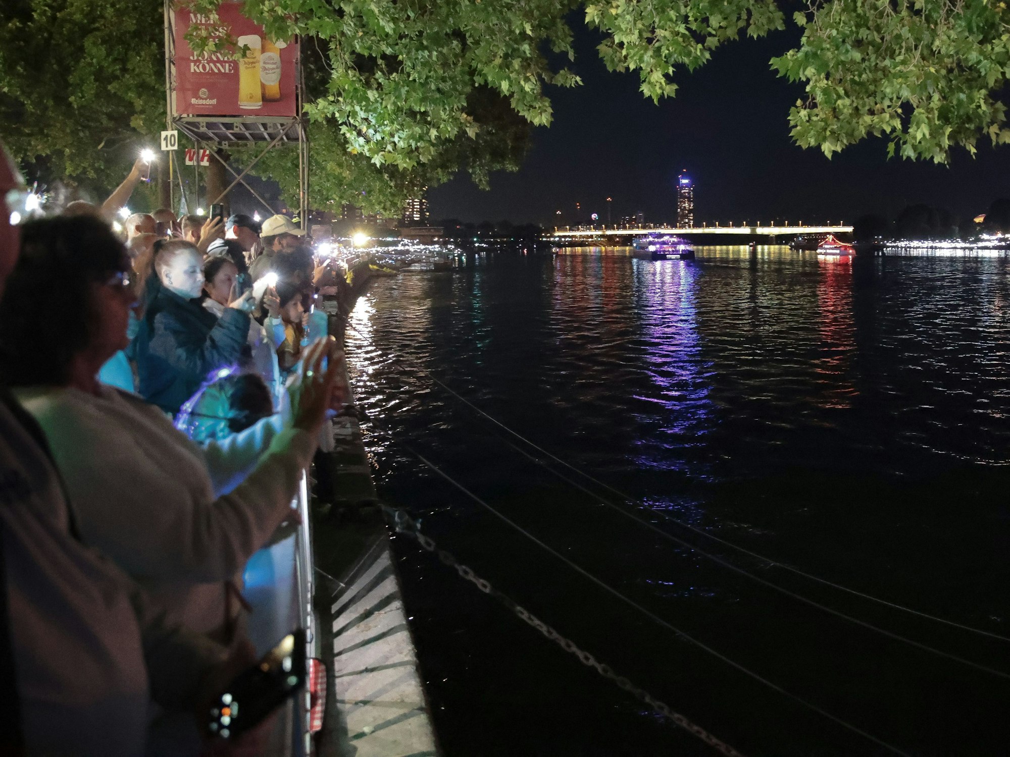Kölner Lichter: Menschen mit Handylichtern.