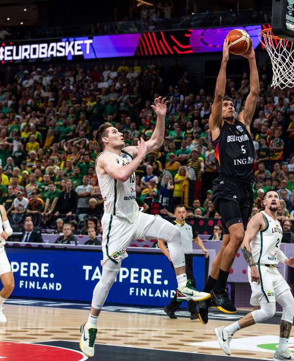 Tristan da Silva versenkt bei der Basketball-EM 2025 den Ball im Korb von Litauen.