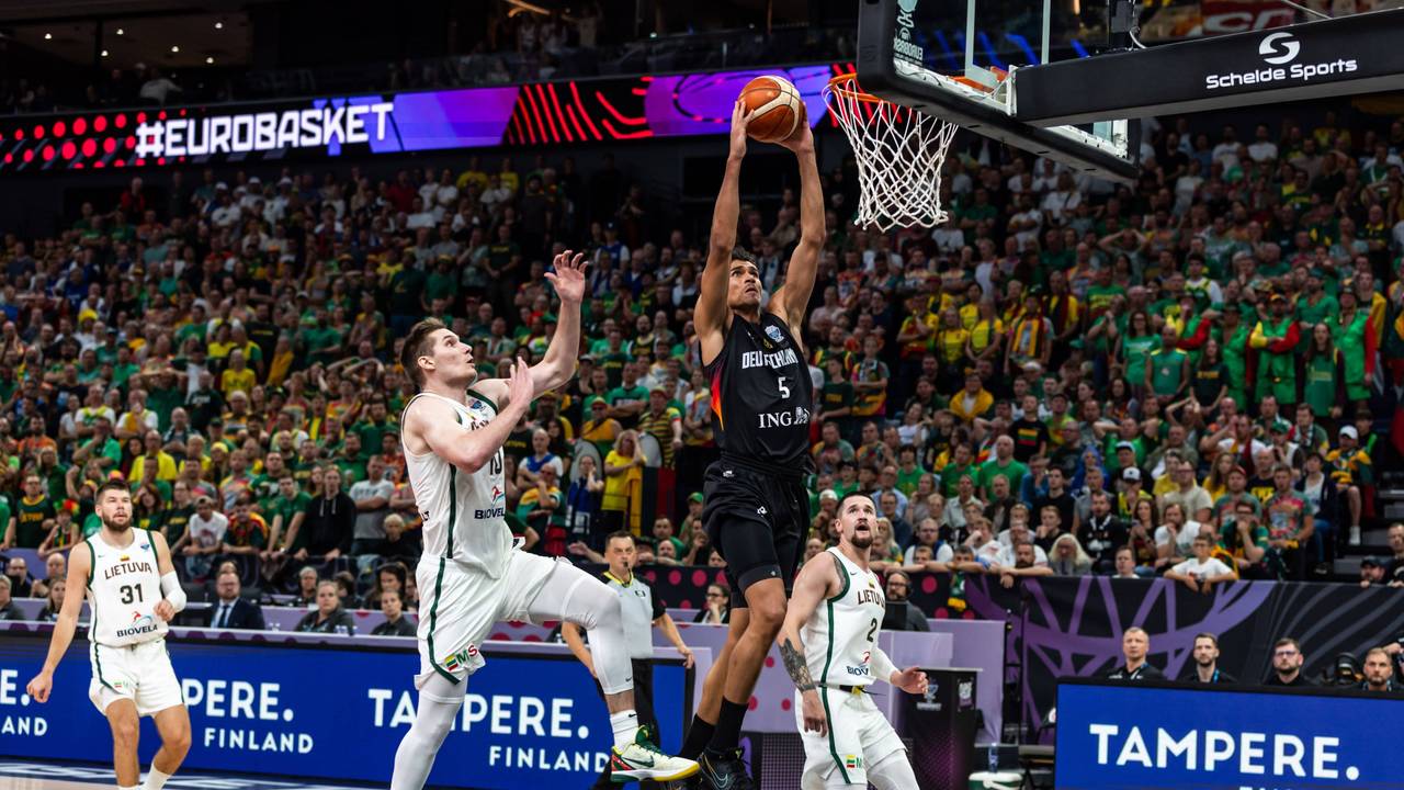 Tristan da Silva versenkt bei der Basketball-EM 2025 den Ball im Korb von Litauen.