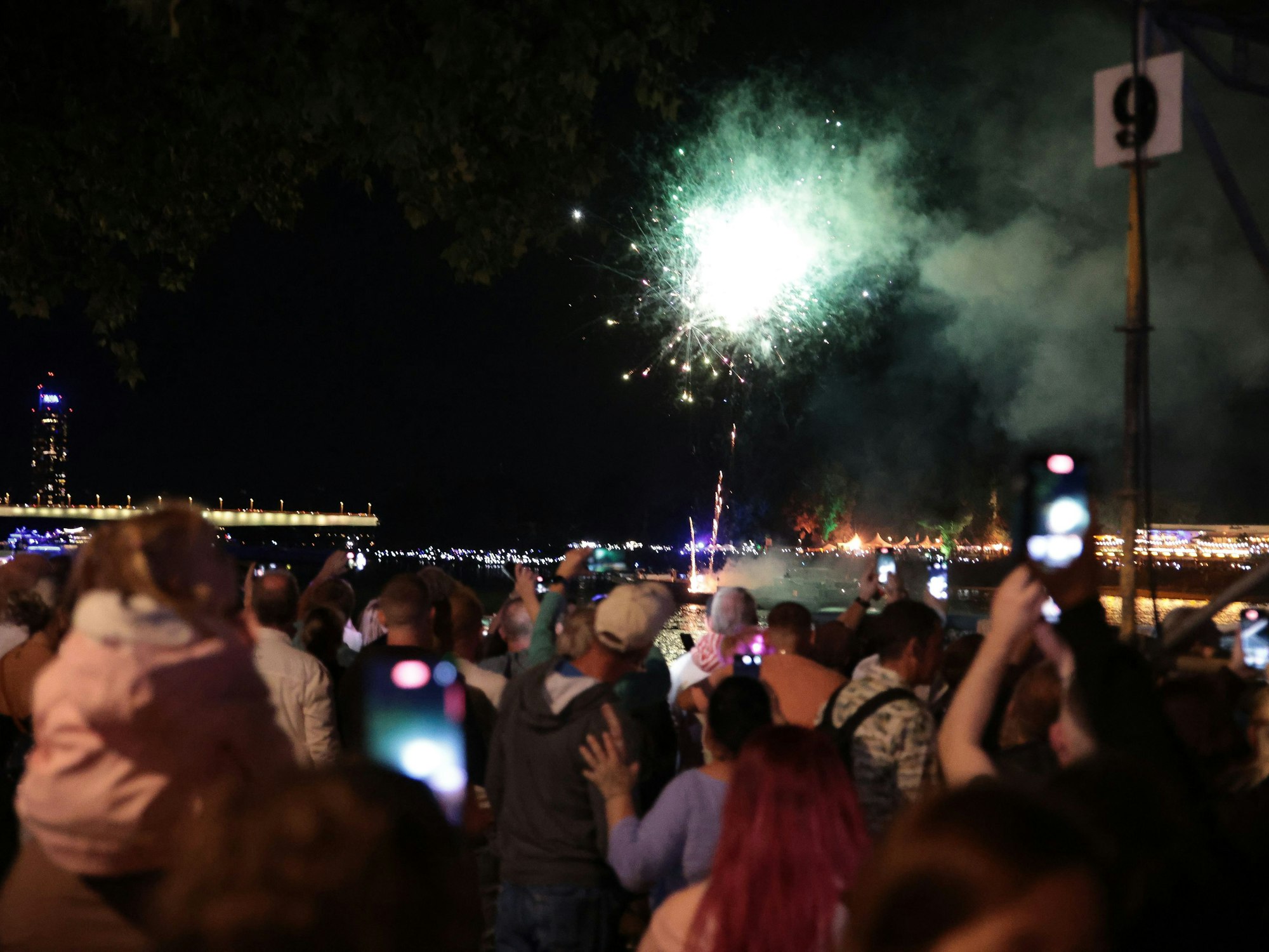 Kölner Lichter: Situation vor dem Feuerwerk.