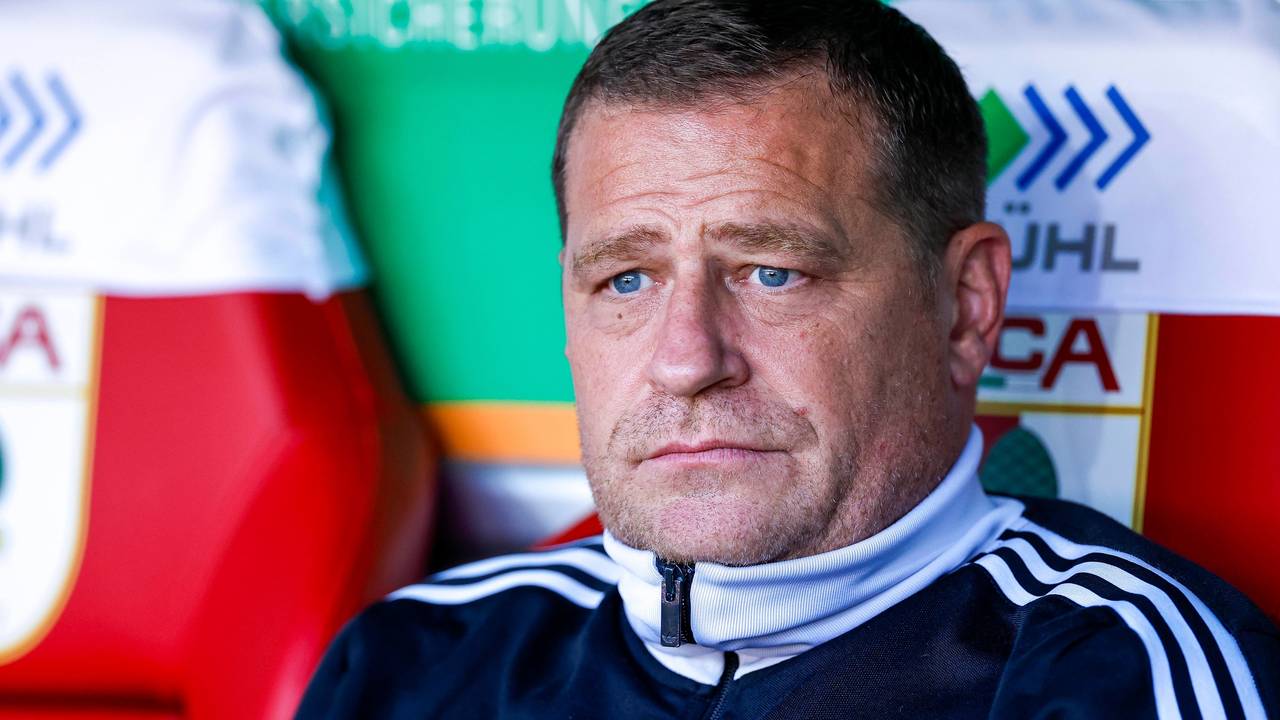 Sportvorstand Max Eberl sitzt auf der Trainerbank.