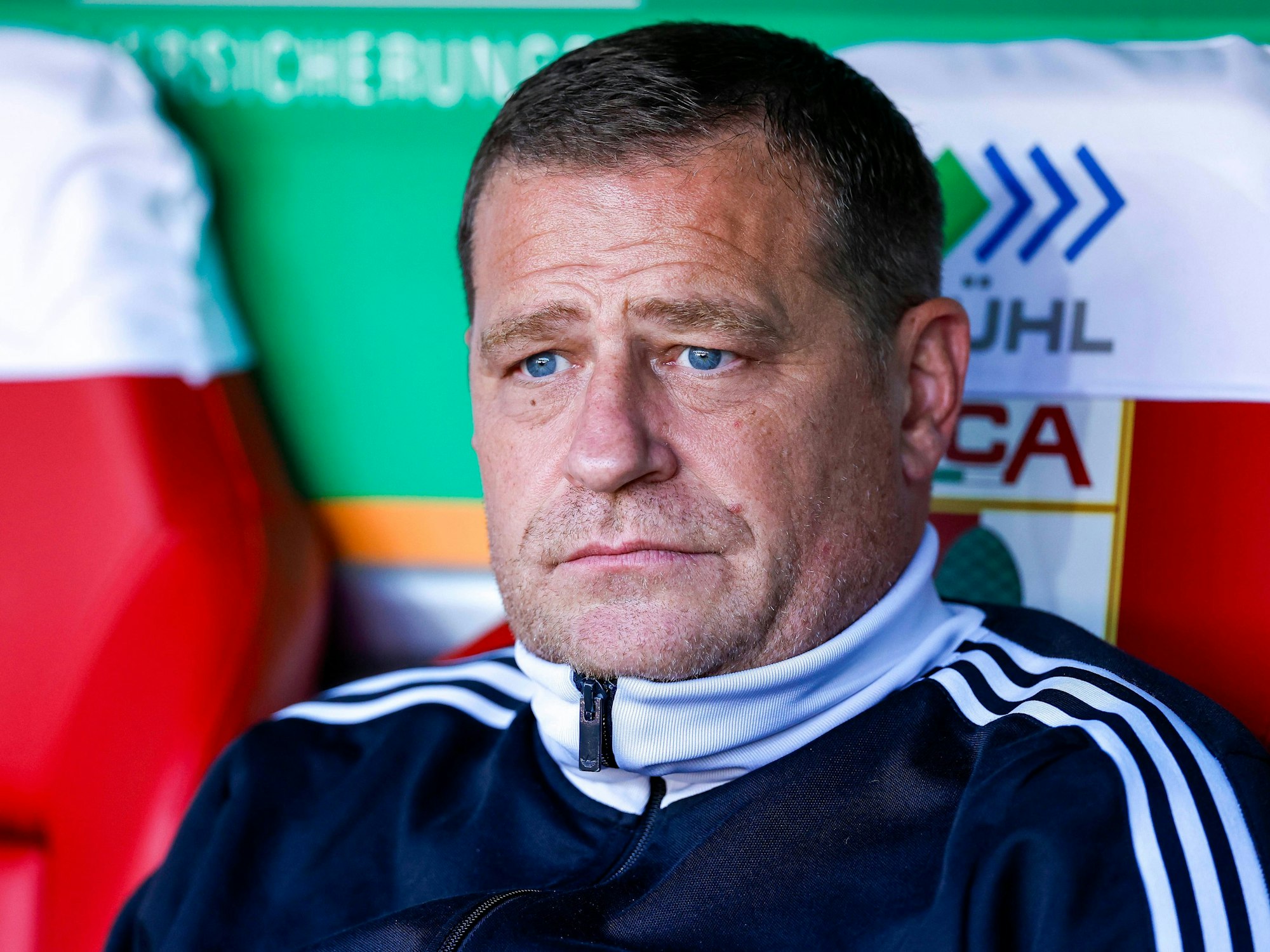 Sportvorstand Max Eberl sitzt auf der Trainerbank.
