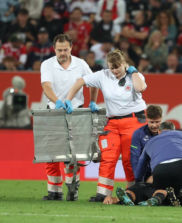 Augsburgs Robin Fellhauer musste im Spiel gegen den FC Bayern München behandelt werden.