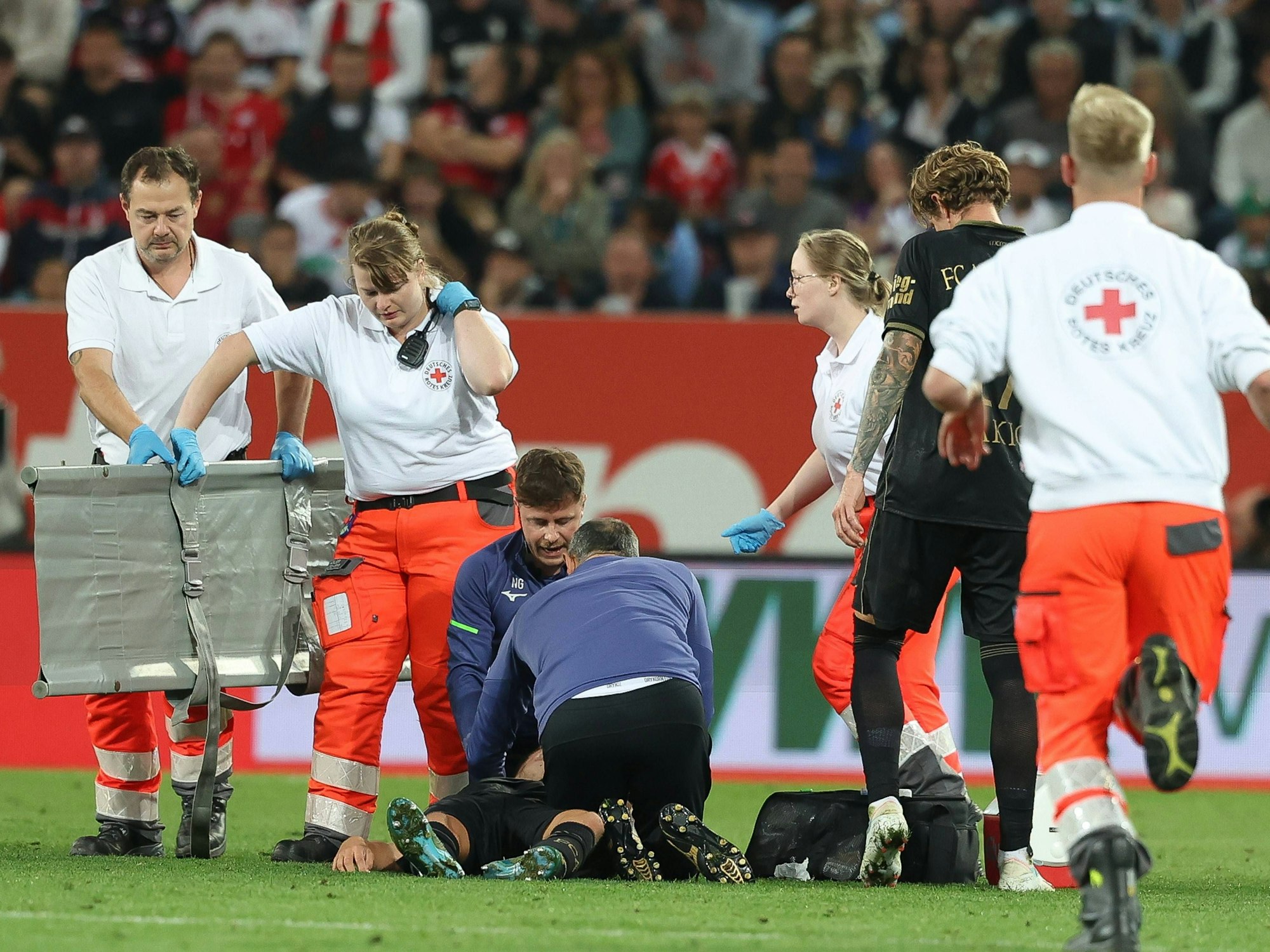Augsburgs Robin Fellhauer musste im Spiel gegen den FC Bayern München behandelt werden.