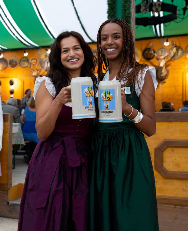 Amiera Harithas (l) und Dinah-Charles Francis, Designerinnen des Motivs vom offiziellen Wiesn-Maßkrug 2025. Das 190. Oktoberfest findet vom 20. September bis 5. Oktober 2025 auf der Münchner Theresienwiese statt.