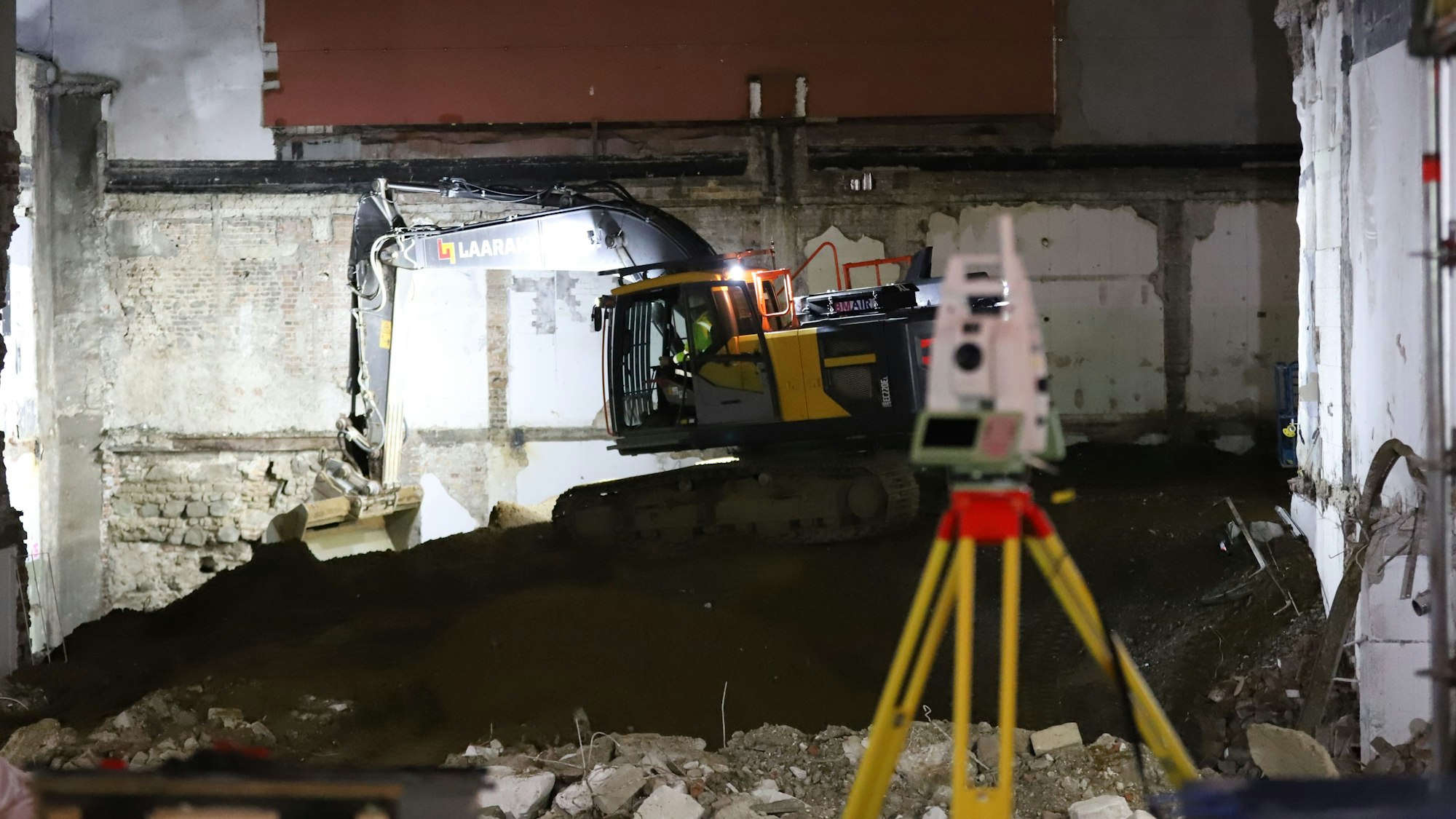 Bis zum Samstagmorgen wurden an der Baustelle in der Hohe Straße Sicherungsarbeiten durchgeführt.
