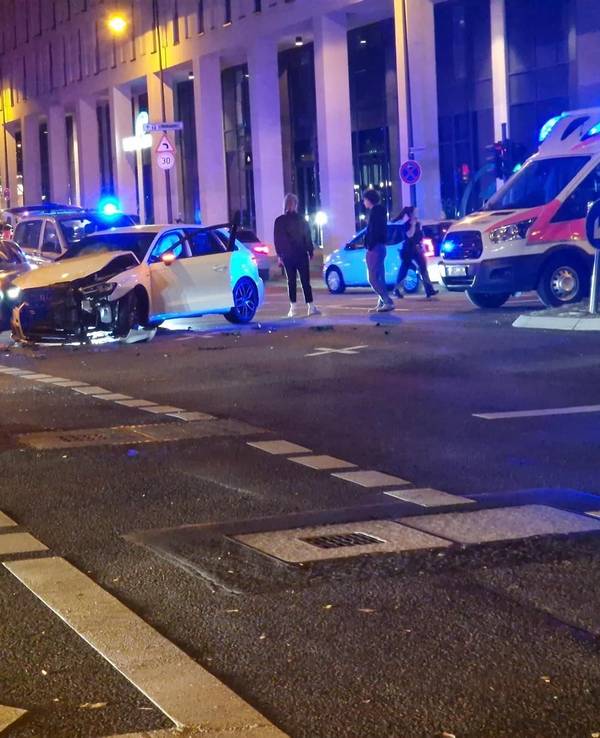 Am Rande der Kölner Lichter kam es auf dem Hansaring zu einem Unfall.