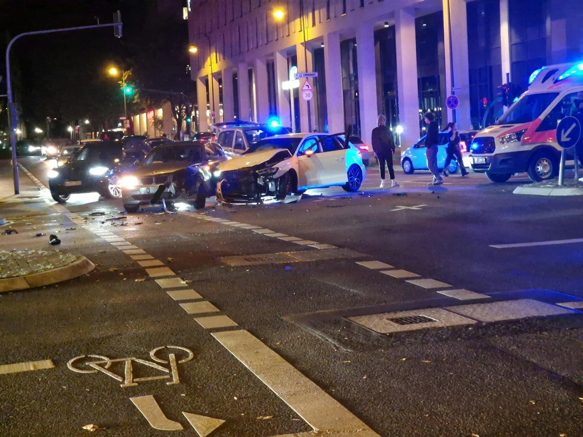 Am Rande der Kölner Lichter kam es auf dem Hansaring zu einem Unfall.