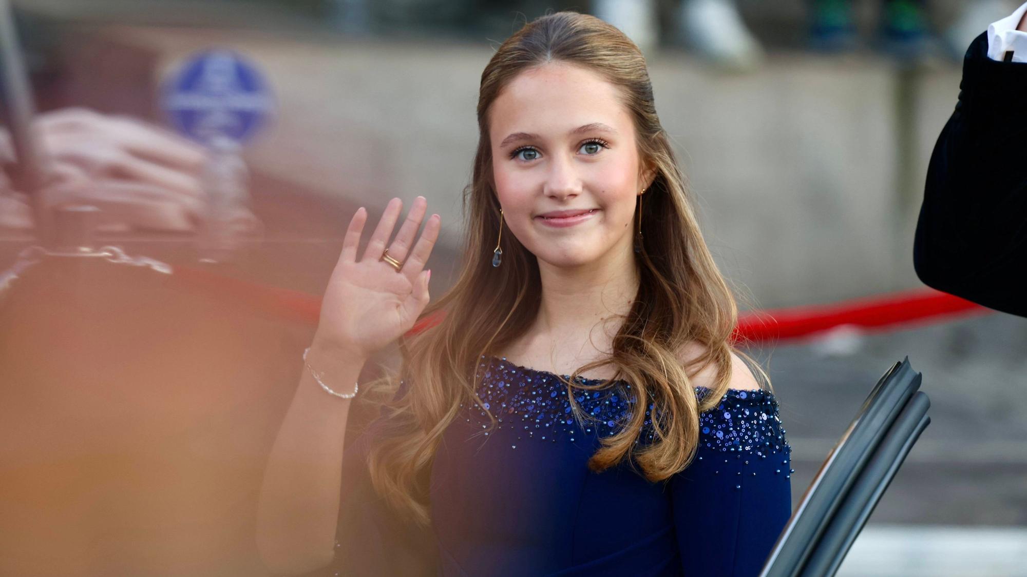 Prinzessin Josephine winkt in die Kamera.