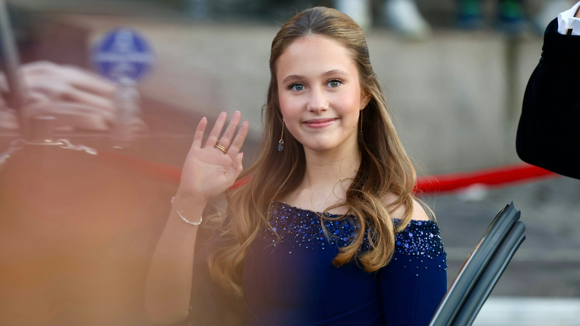 Prinzessin Josephine winkt in die Kamera.