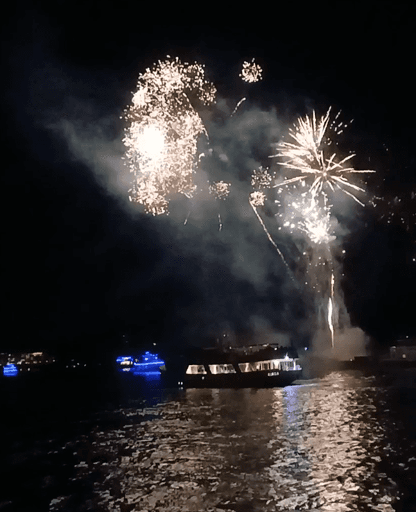 Feuerschiff „Doris“ sorgt kurz vor dem Start der Lichter für Stimmung.