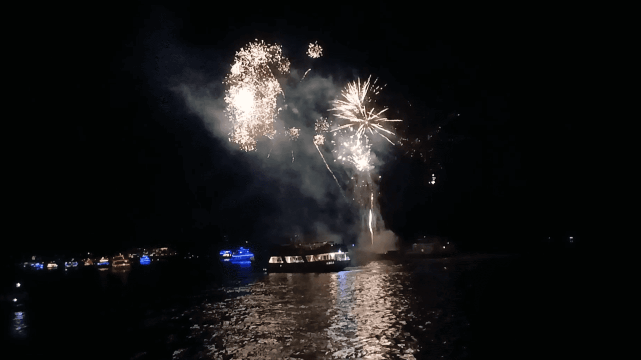Feuerschiff „Doris“ sorgt kurz vor dem Start der Lichter für Stimmung.