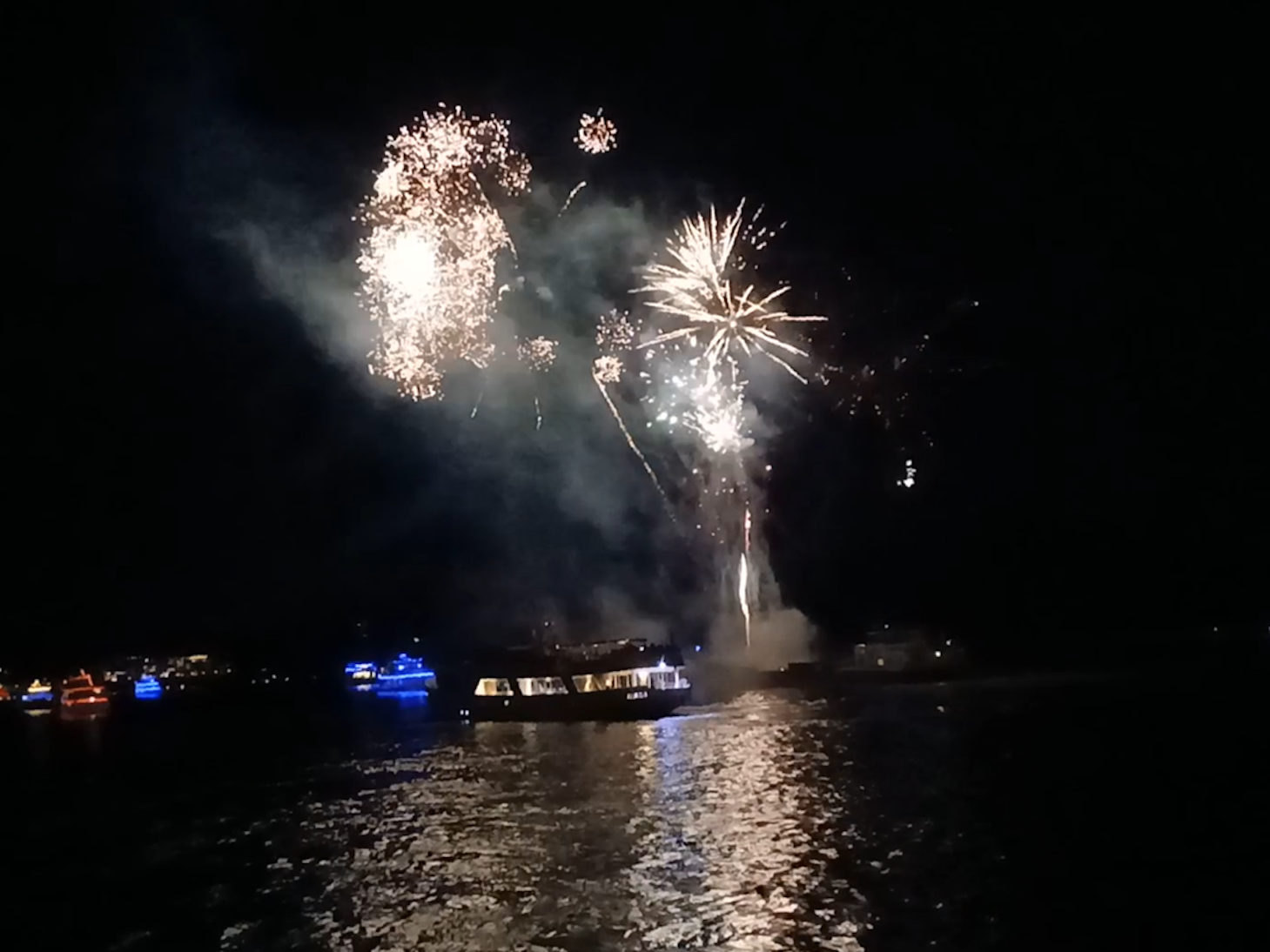 Feuerschiff „Doris“ sorgt kurz vor dem Start der Lichter für Stimmung.