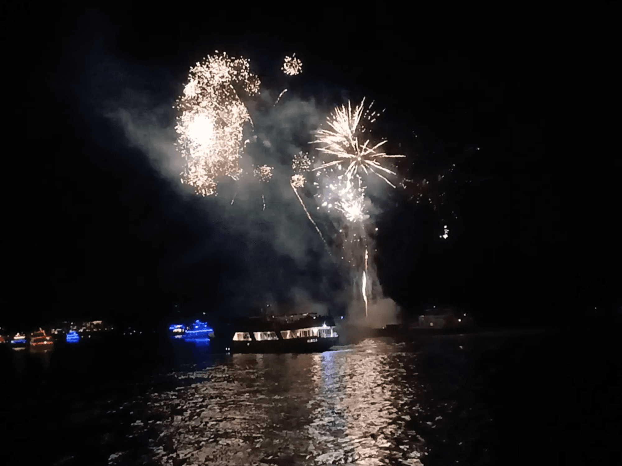 Feuerschiff „Doris“ sorgt kurz vor dem Start der Lichter für Stimmung.