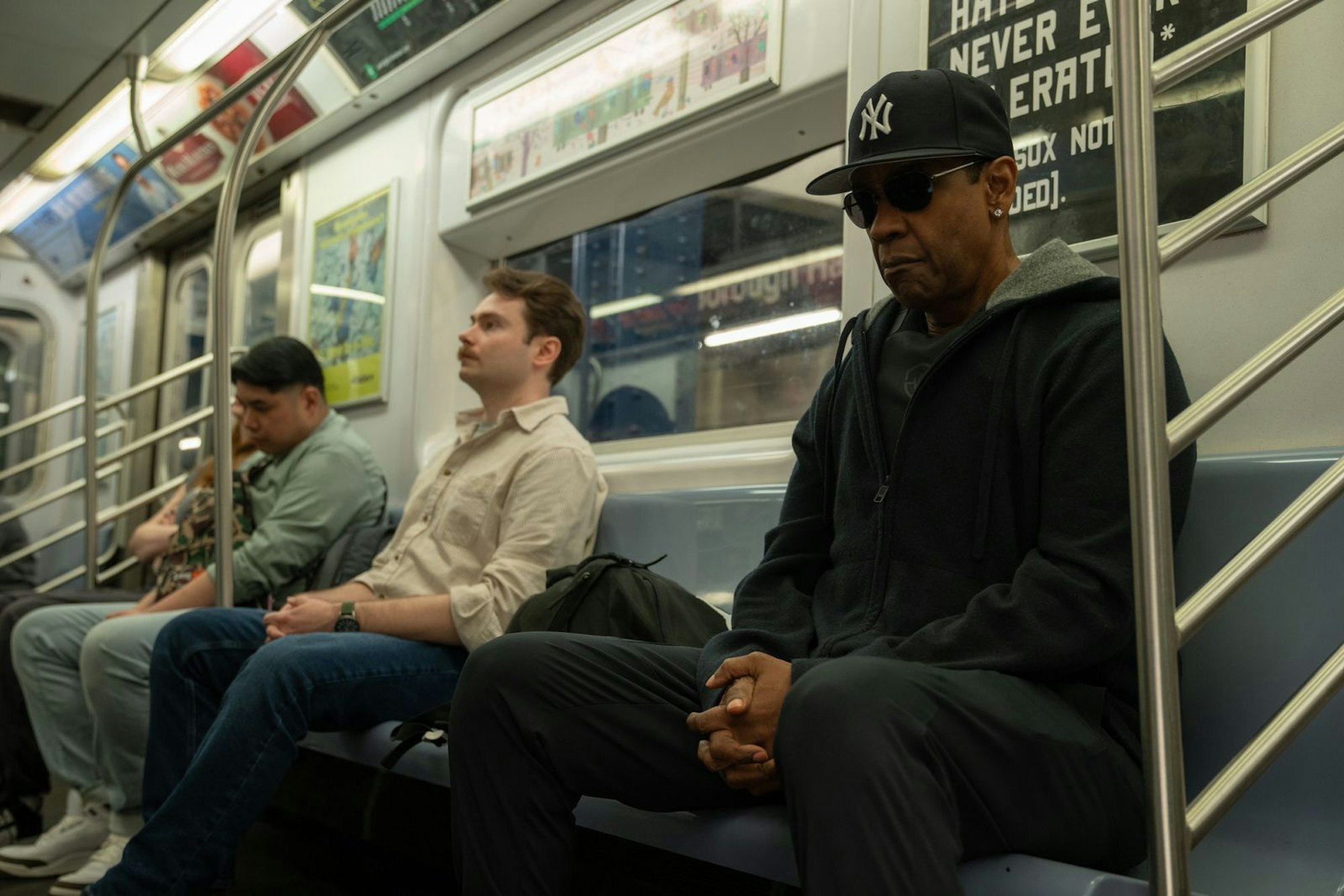 Apple verlegt Akira Kurosawas legendären Thriller „Zwischen Himmel und Hölle“ auf die Straßen von New York: Dort muss sich Musikmogul David King (Denzel Washington) unversehens mit Erpressern auseinandersetzen. (Bild: Apple)