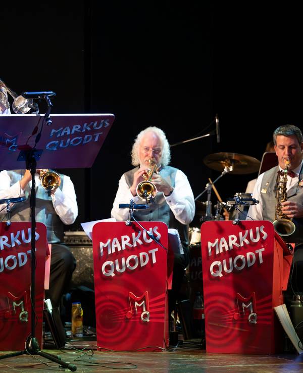 Markus Quodt spielt mit seinem Orchester auf der Bühne.