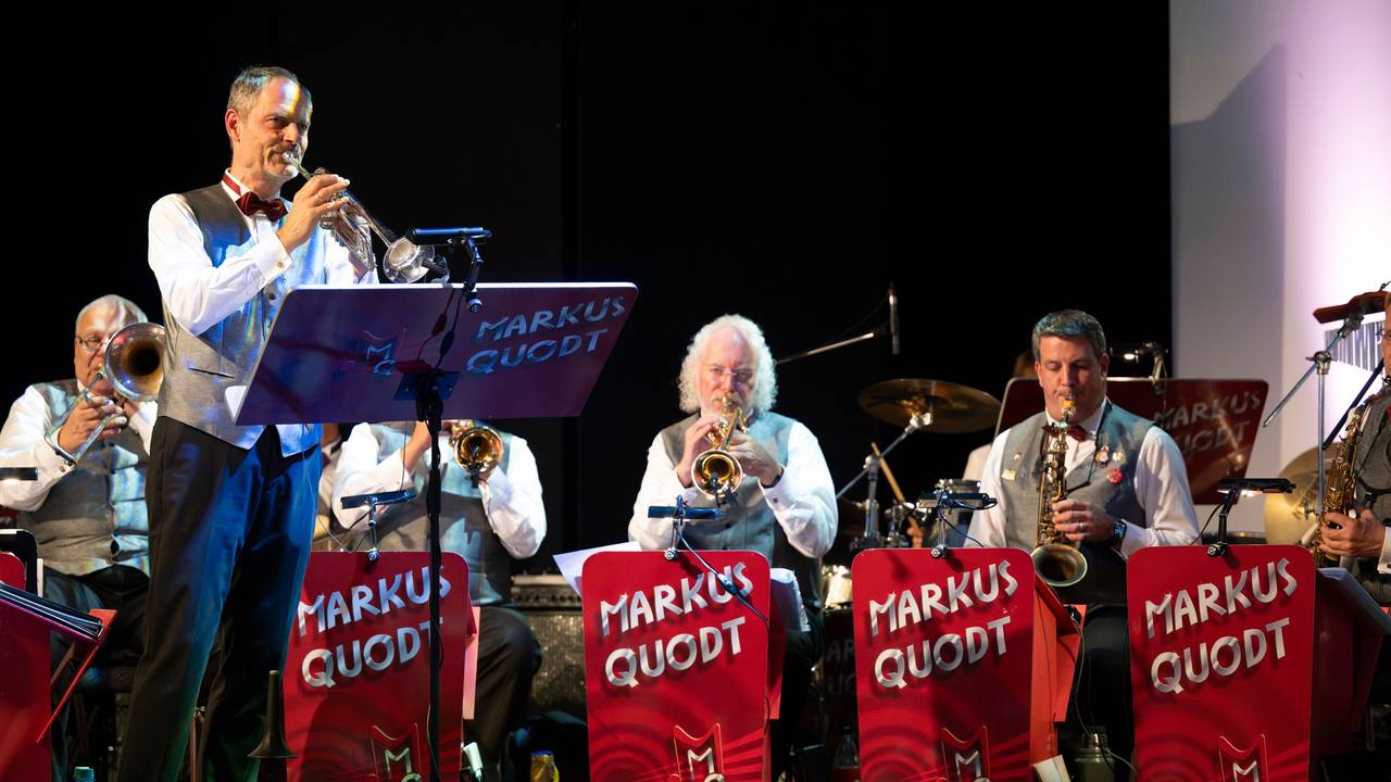 Markus Quodt spielt mit seinem Orchester auf der Bühne.