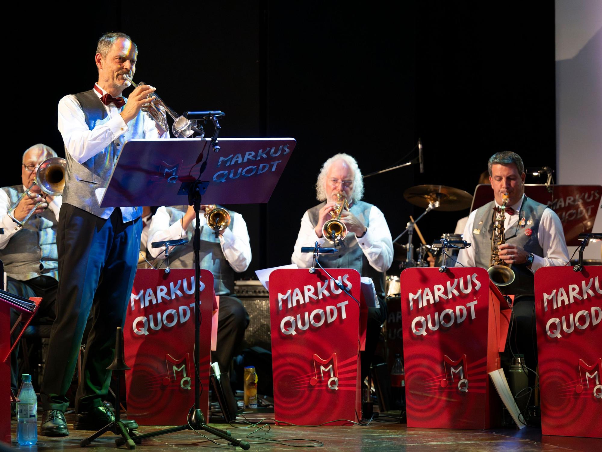 Markus Quodt spielt mit seinem Orchester auf der Bühne.