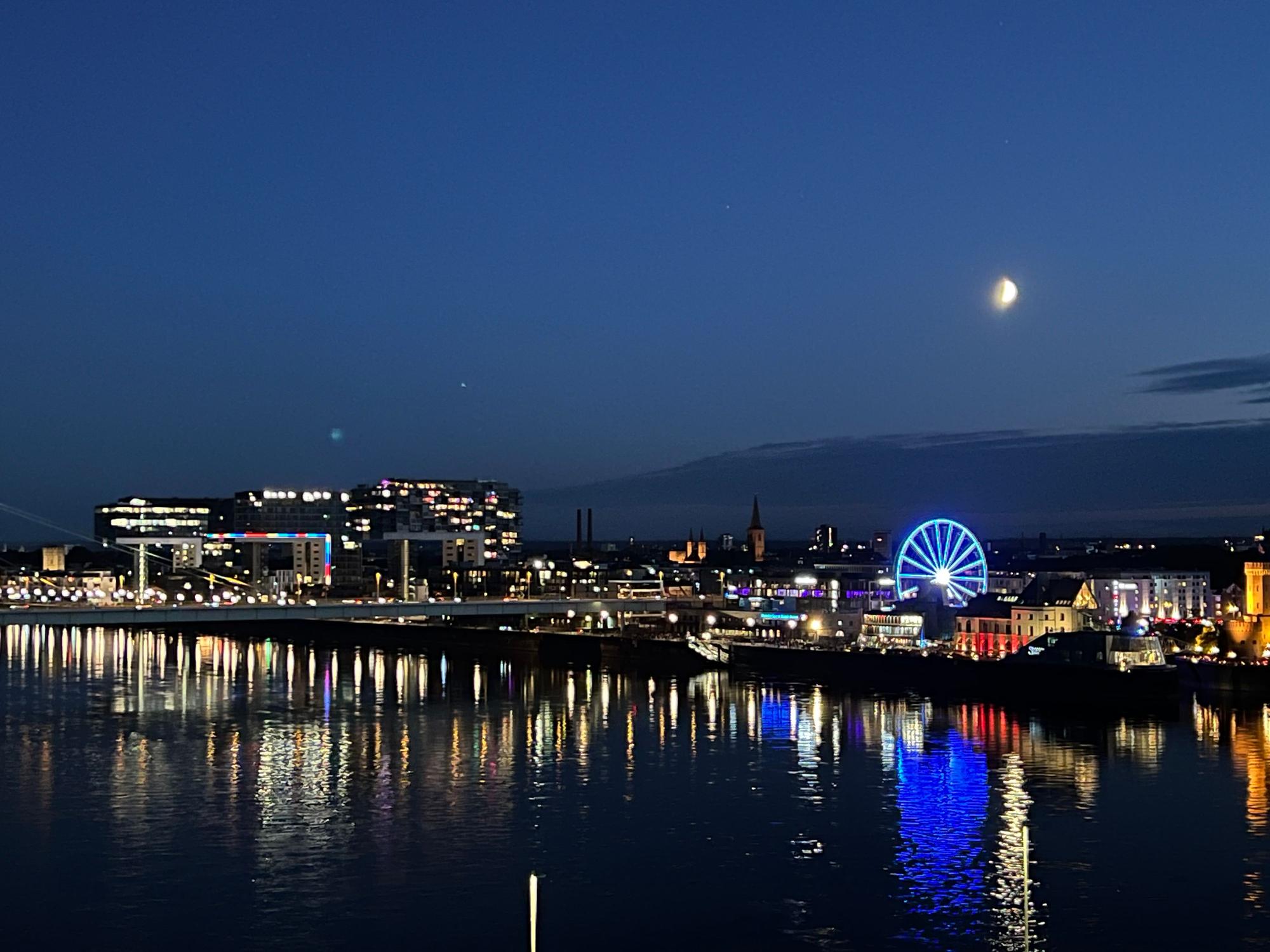 Schon vor dem Start der Kölner Lichter funkelt die Stadt.