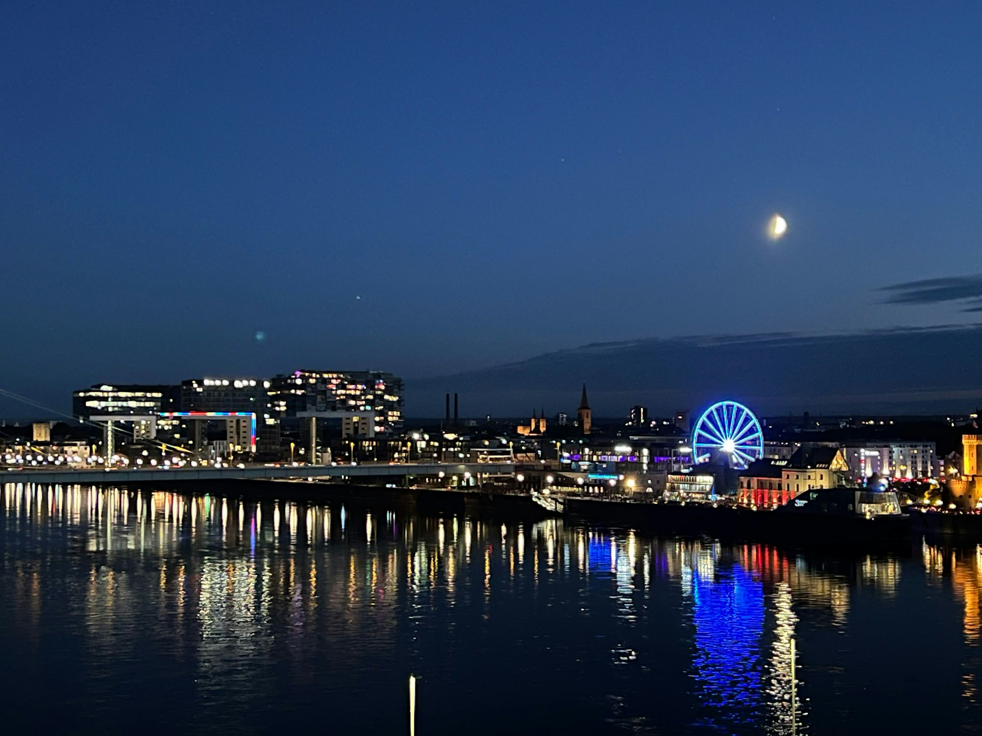 Schon vor dem Start der Kölner Lichter funkelt die Stadt.