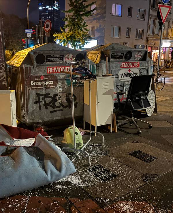 Inzwischen leider ein normaler Anblick: Der Müll und Unrat an der Gilbachstraße/Ecke Gladbacher Straße.