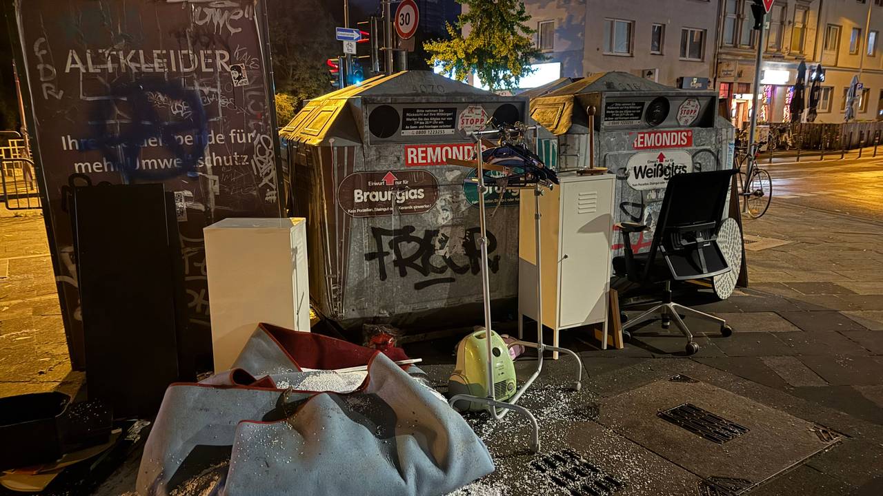 Inzwischen leider ein normaler Anblick: Der Müll und Unrat an der Gilbachstraße/Ecke Gladbacher Straße.