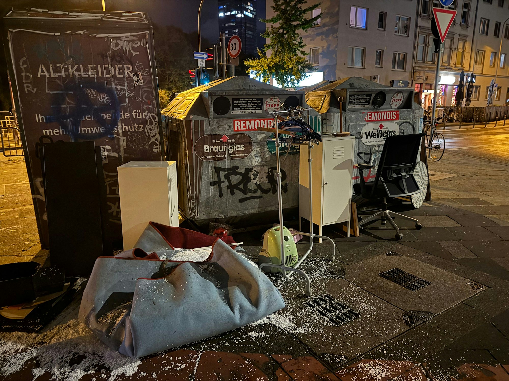 Inzwischen leider ein normaler Anblick: Der Müll und Unrat an der Gilbachstraße/Ecke Gladbacher Straße.