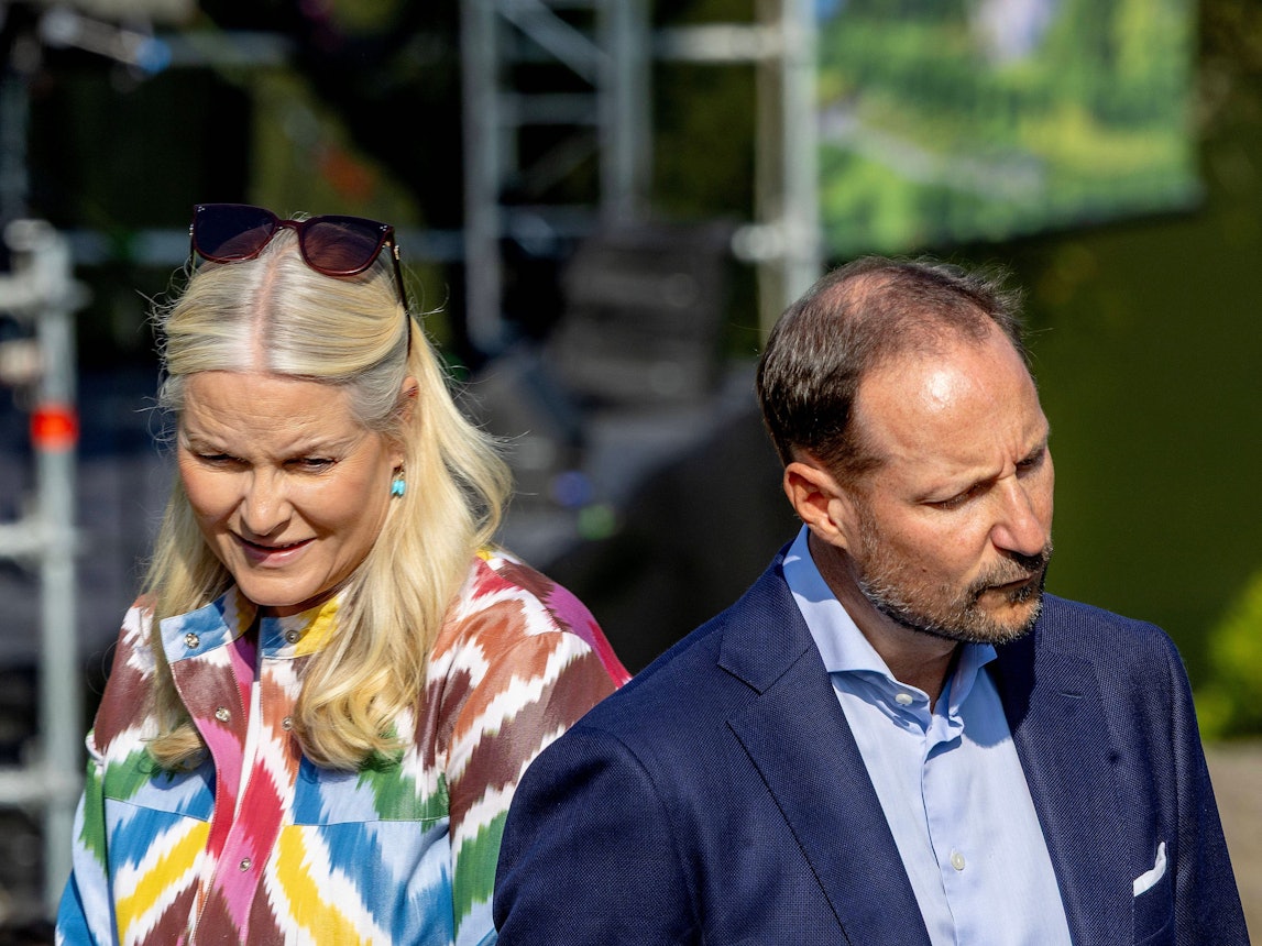 Kronprinzessin Mette-Marit und Kronprinz Haakon von Norwegen stehen nebeneinander.