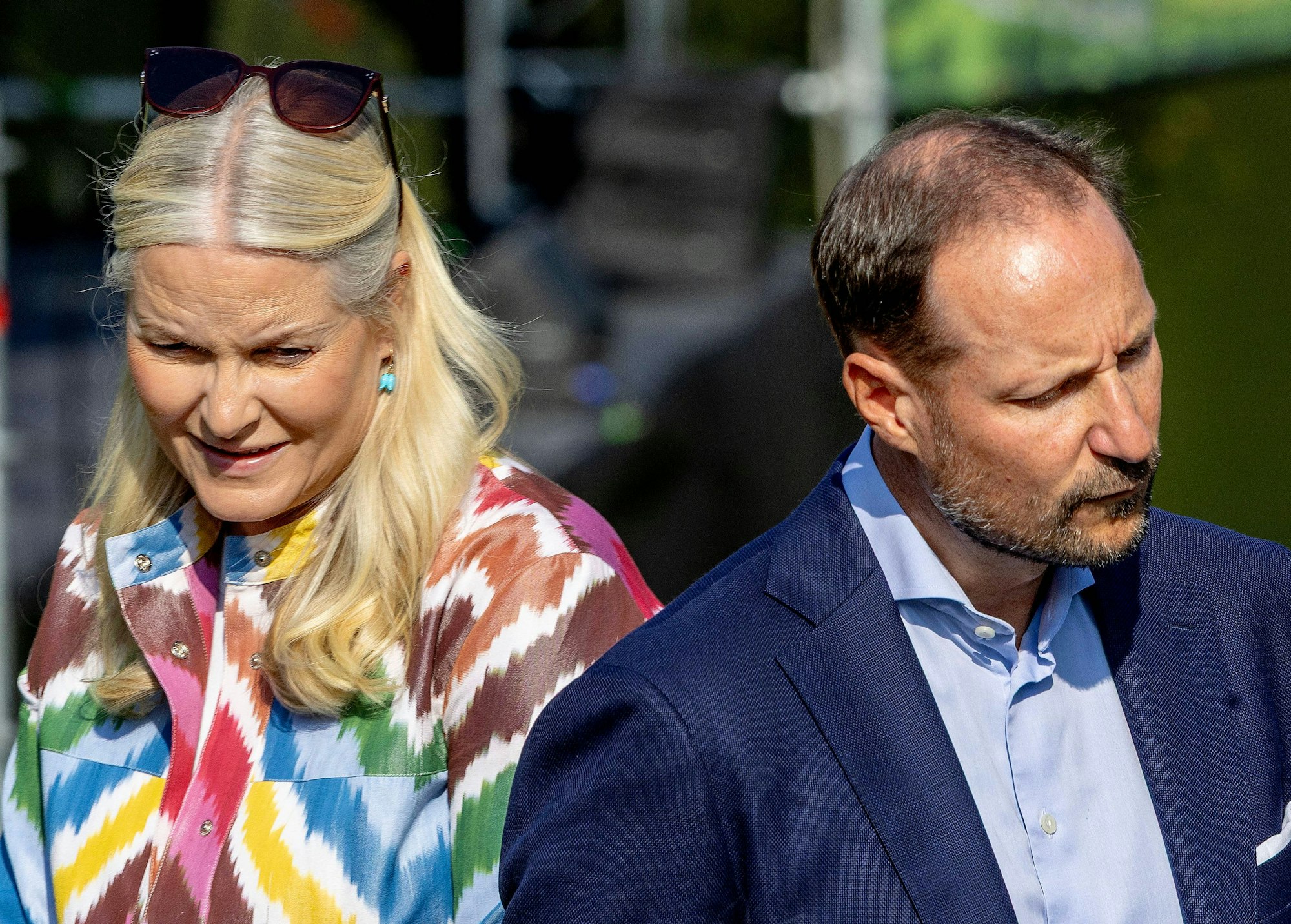 Kronprinzessin Mette-Marit und Kronprinz Haakon von Norwegen stehen nebeneinander.