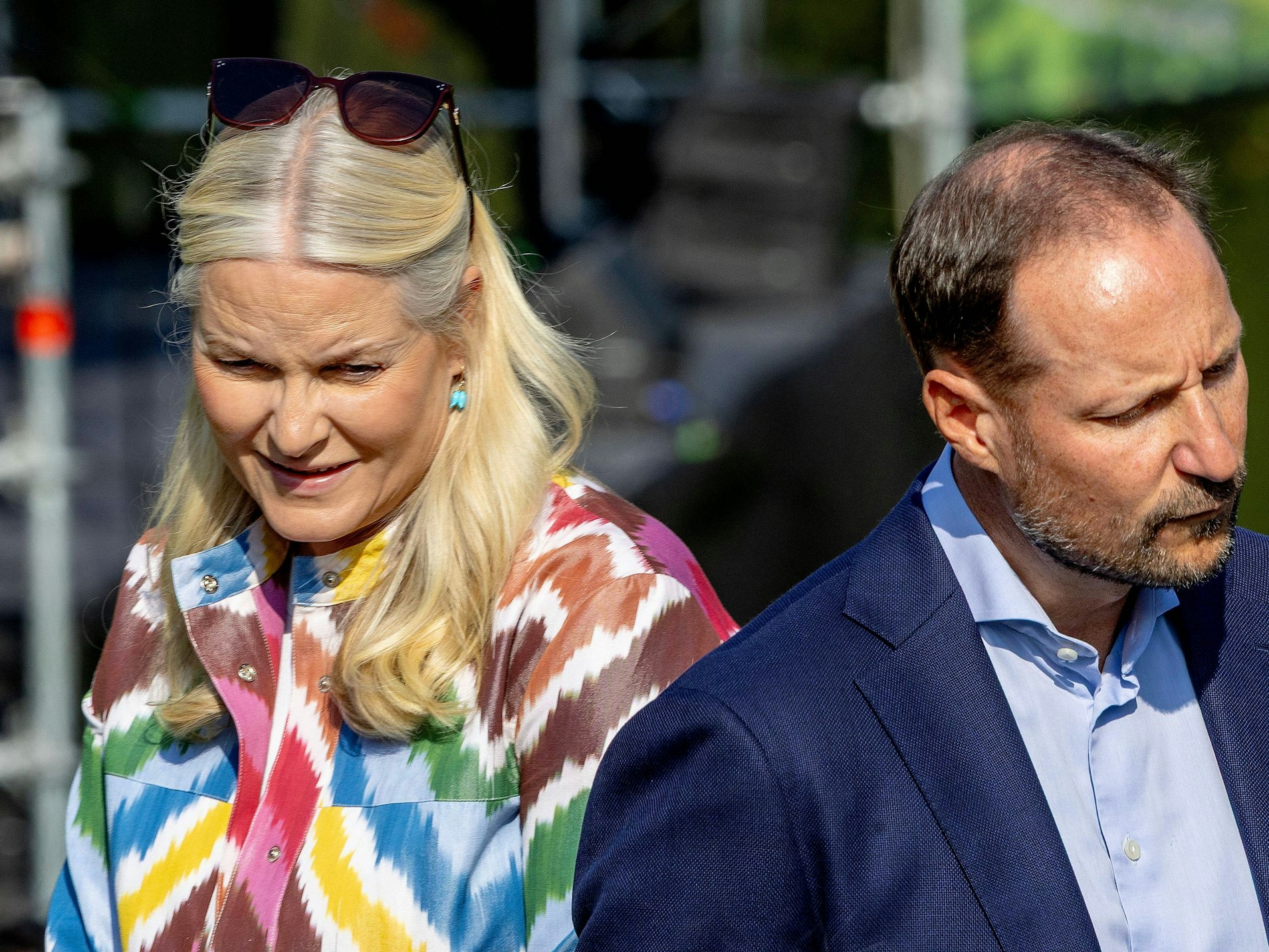 Norwegens Kronprinzenpaar Mette-Marit und Haakon versuchen, sich bei offiziellen Terminen die Sorgen nicht anmerken zu lassen. Doch in unbeobachteten Momenten werden die Sorgen deutlich.