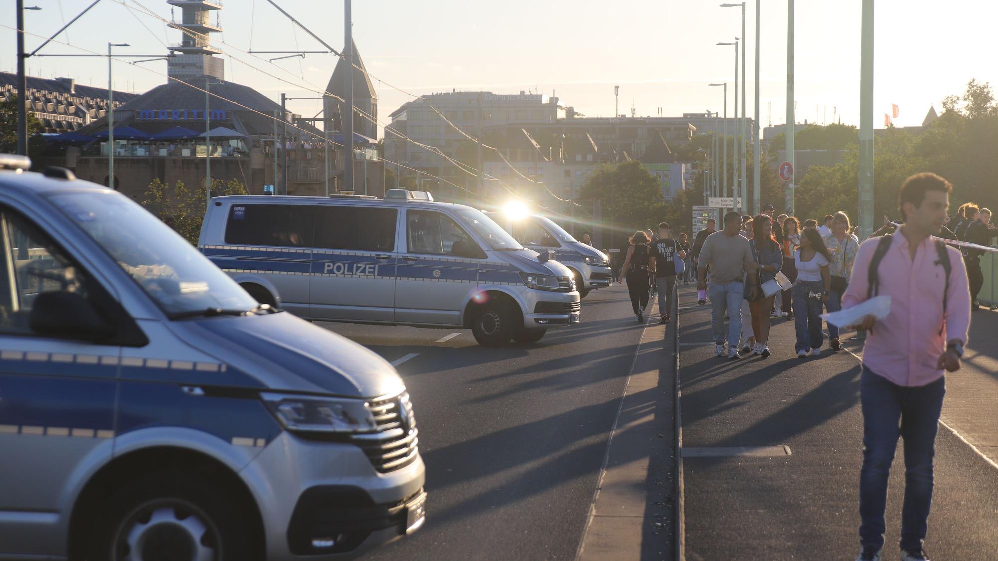 Einsatzwagen der Polizei parken auf einer Rheinbrücke.