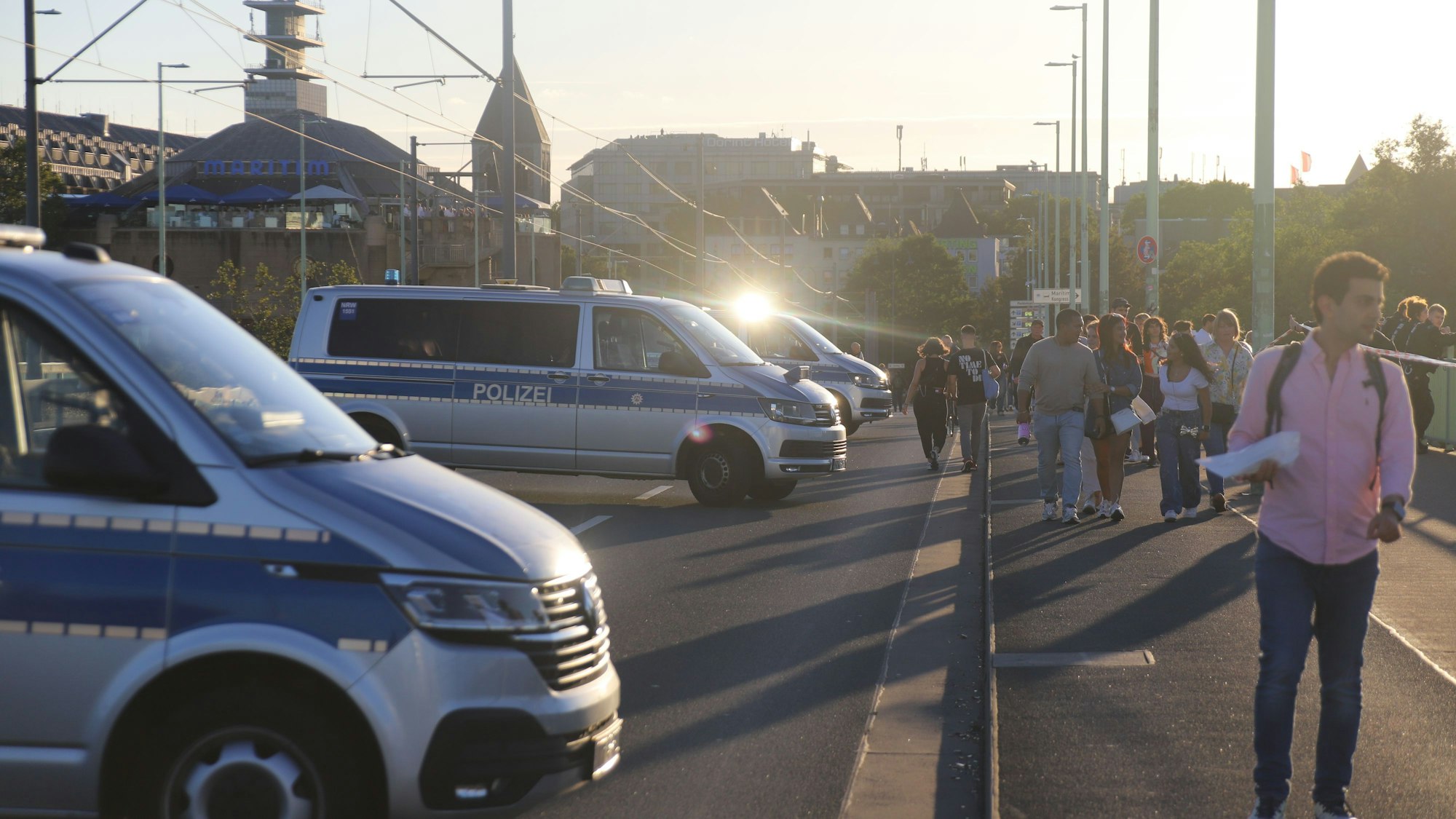 Einsatzwagen der Polizei parken auf einer Rheinbrücke.