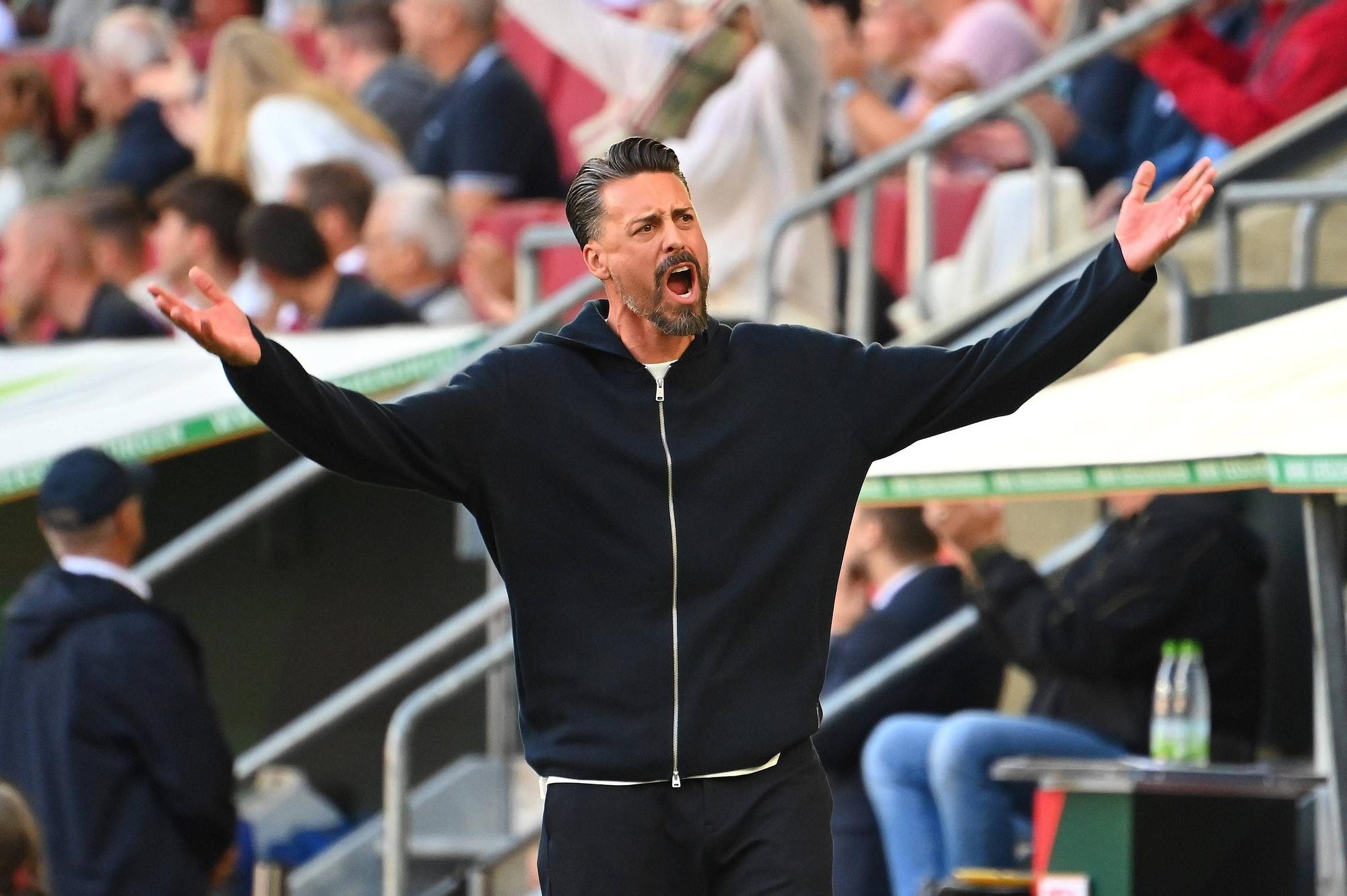 Augsburg-Trainer Sandro Wagner am Samstag (30. August 2025) beim Spiel gegen den FC Bayern München.