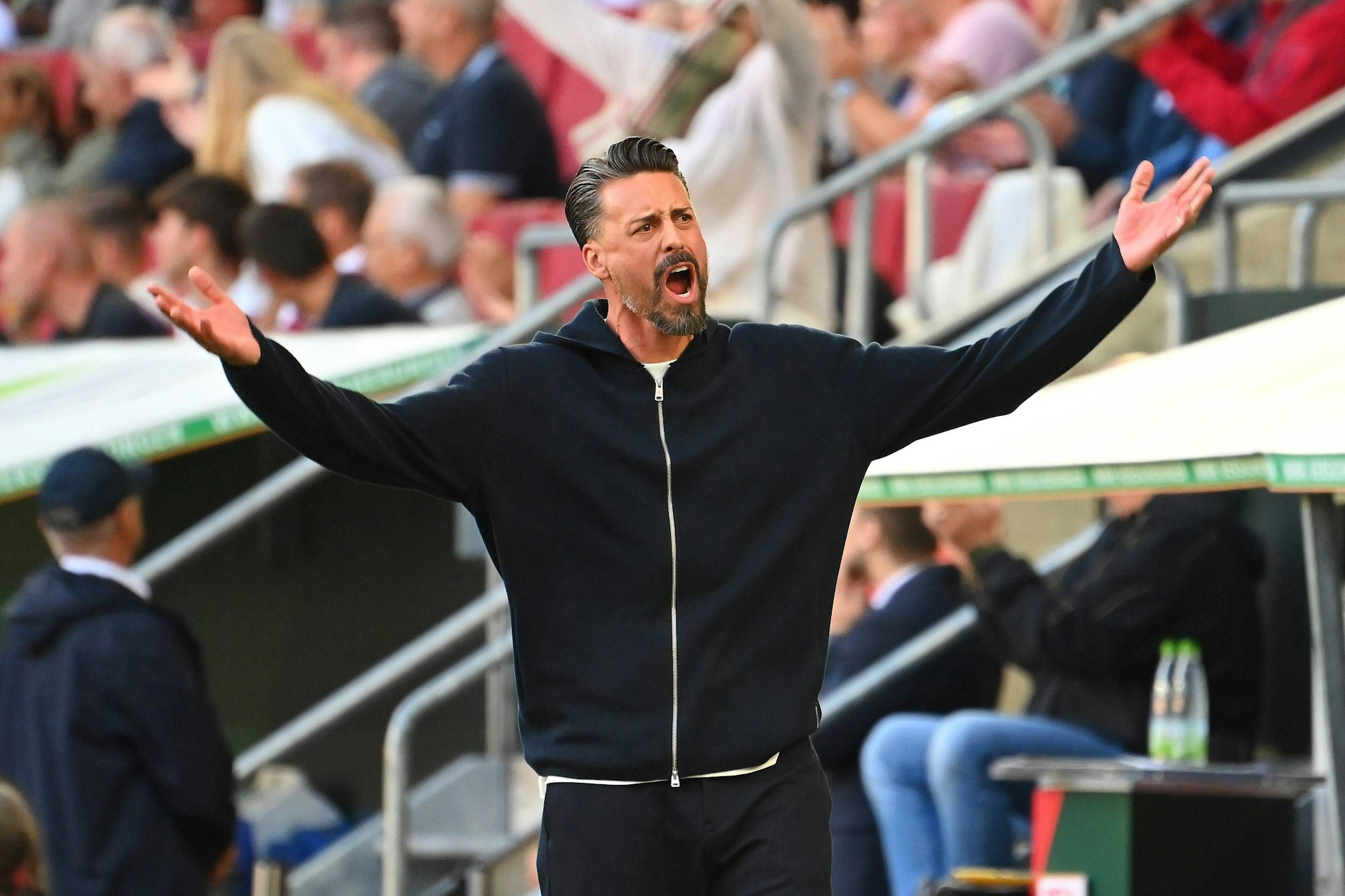 Augsburg-Trainer Sandro Wagner am Samstag (30. August 2025) beim Spiel gegen den FC Bayern München.
