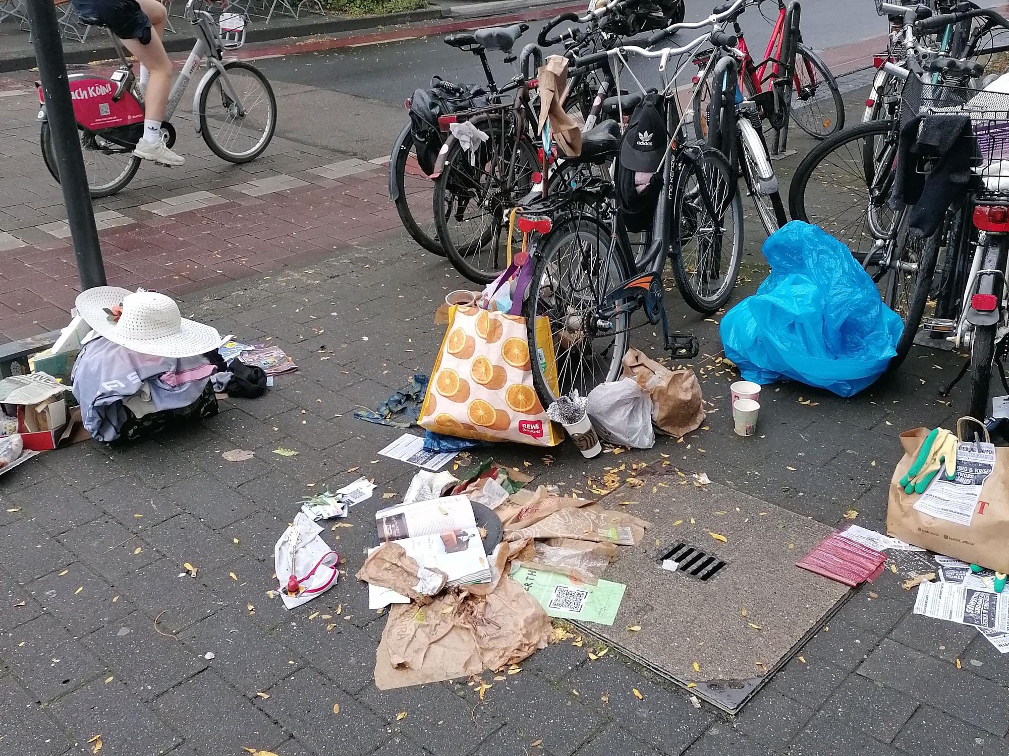 Müll, achtlos entsorgt auf der Venloer Straße.
