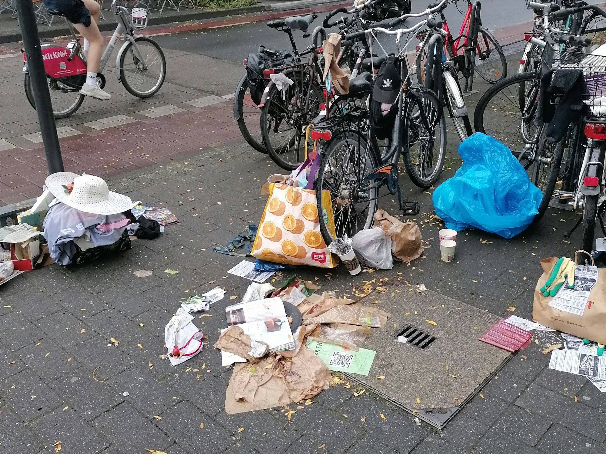 Müll, achtlos entsorgt auf der Venloer Straße.
