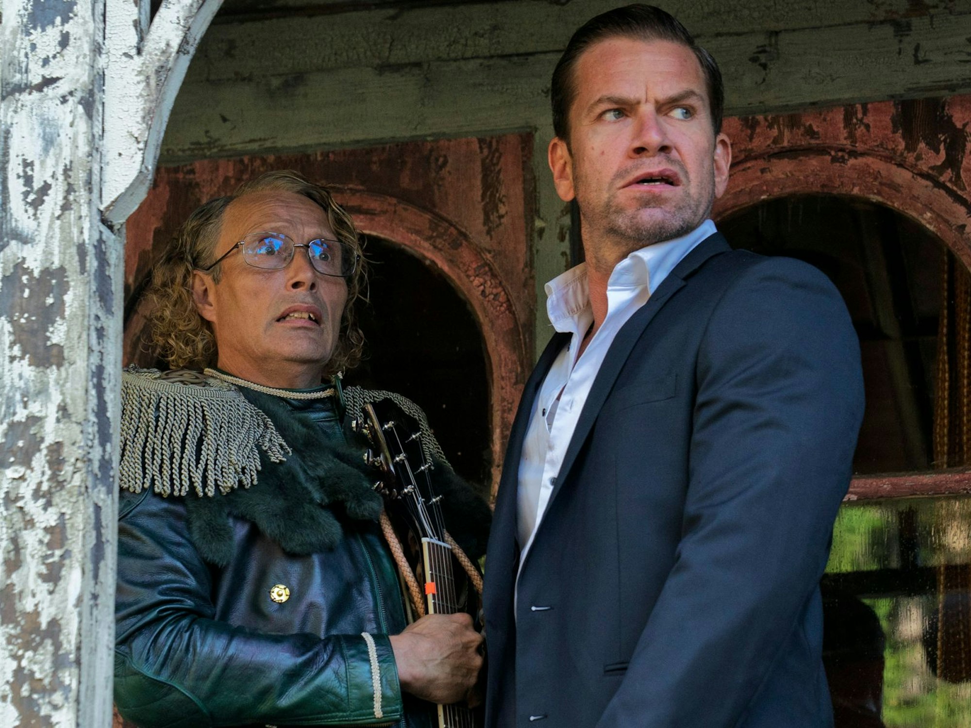 Mads Mikkelsen (links, neben Nikolaj Lie Kaas) mit seiner Dauerwelle in „Der letzte Wikinger“.