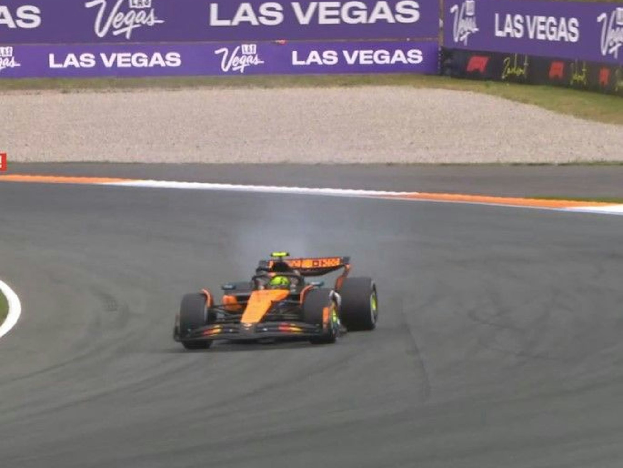 Der McLaren-Mercedes von Lando Norris raucht nach Motorschaden.