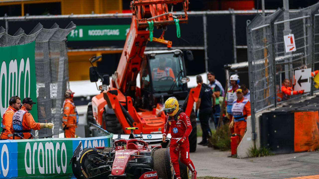 Lewis Hamilton neben seinem Wagen.