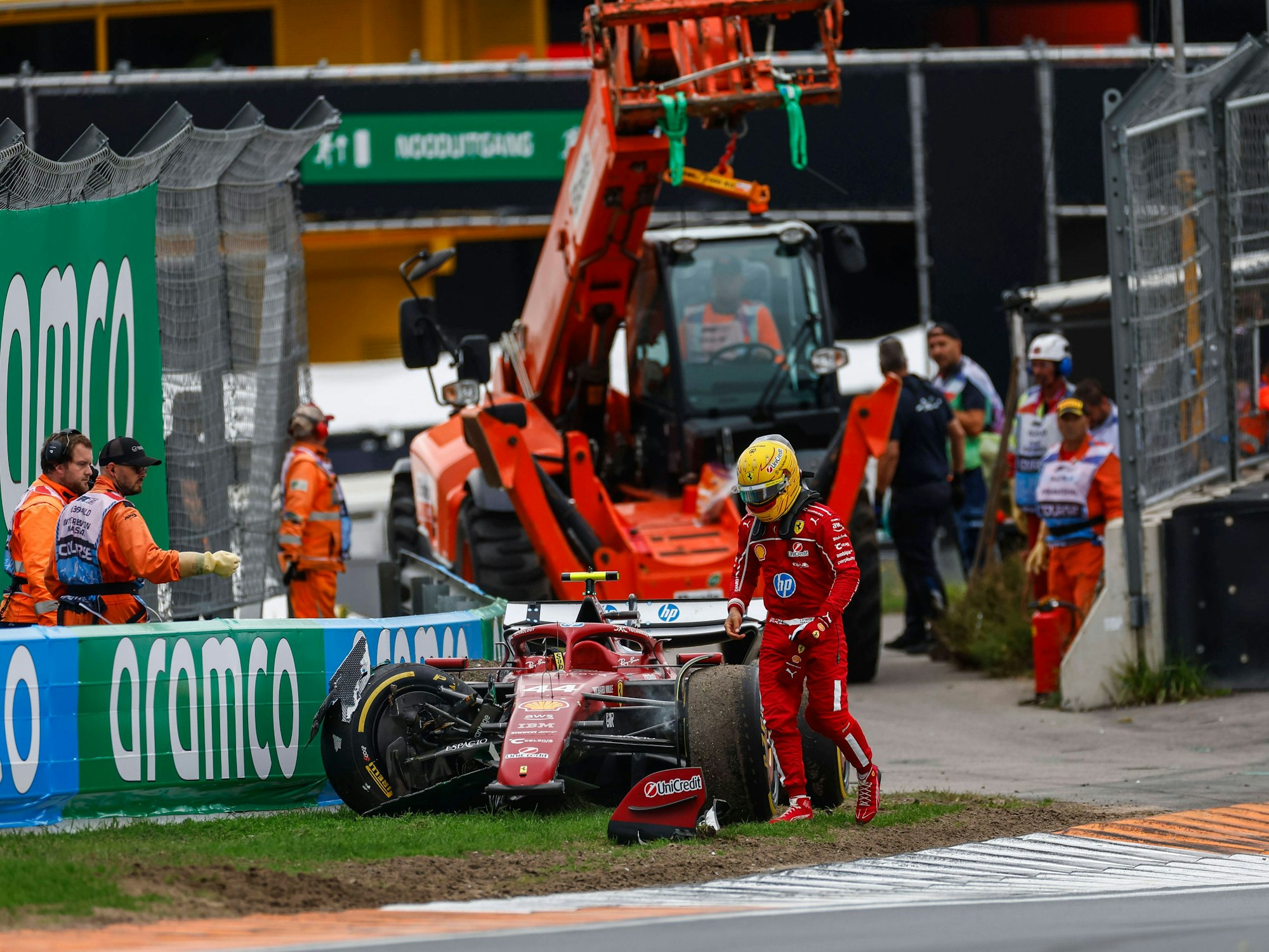 Lewis Hamilton neben seinem Wagen.