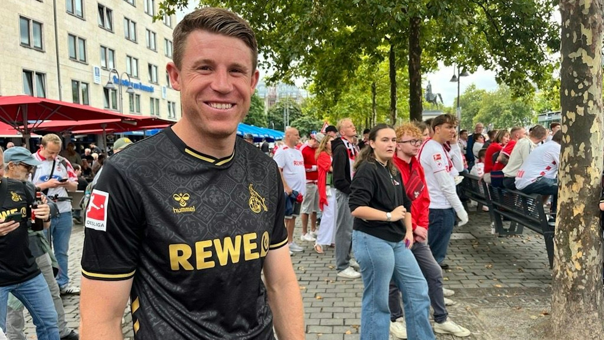 FC-Profi Dominique Heintz bei der Demo für den Geißbockheim-Ausbau.