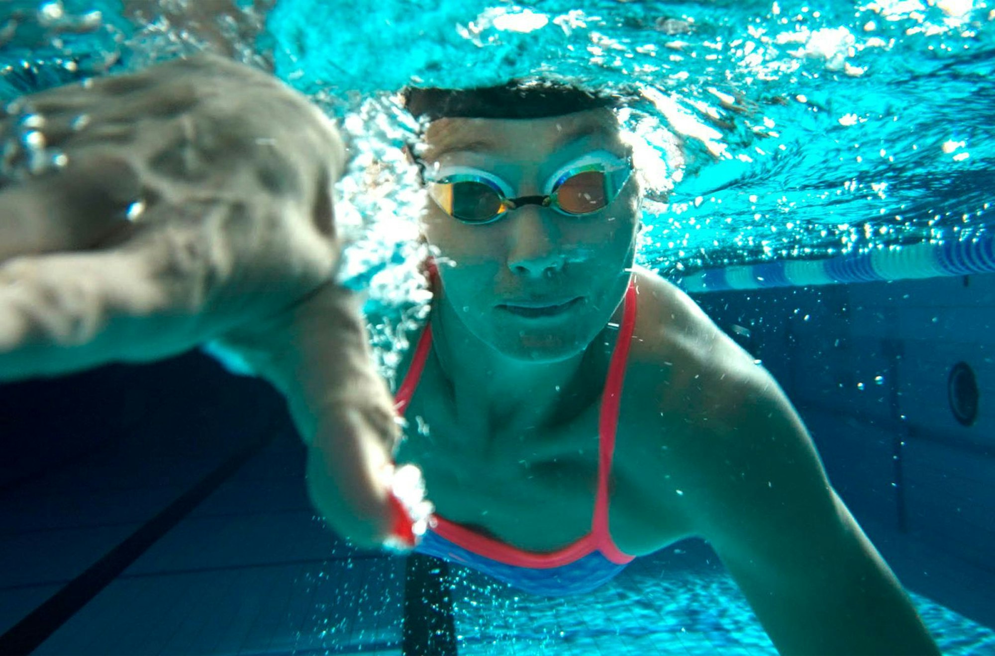 Noch einmal vor der Kamera ins Schwimmbecken: „Meine Karriere habe ich selbstbestimmt beendet, und ich habe sie nicht unglücklich beendet“, erklärt Franziska van Almsick heute. (Bild: SWR)