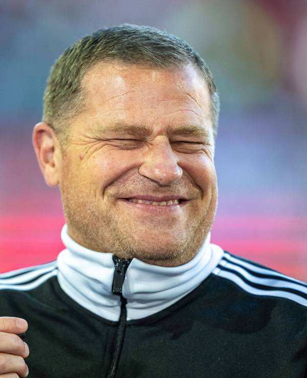 Max Eberl grinst im Gespräch mit Lothar Matthäus.