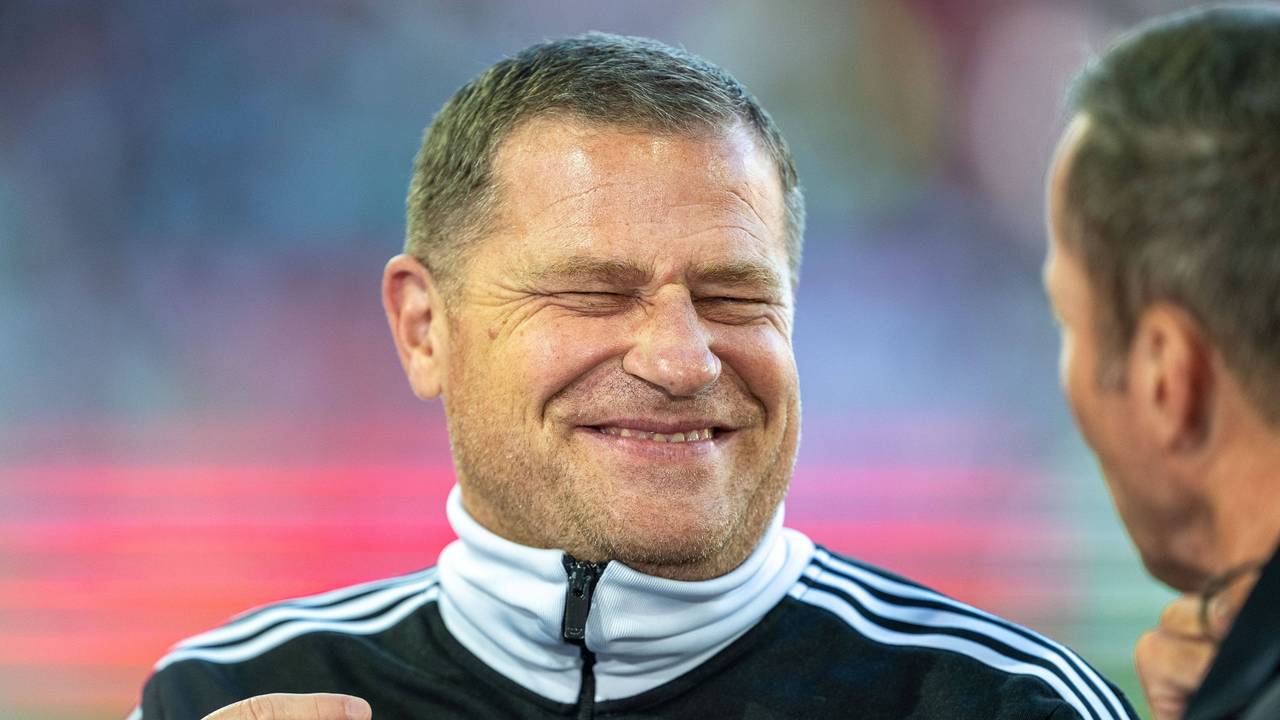 Max Eberl grinst im Gespräch mit Lothar Matthäus.