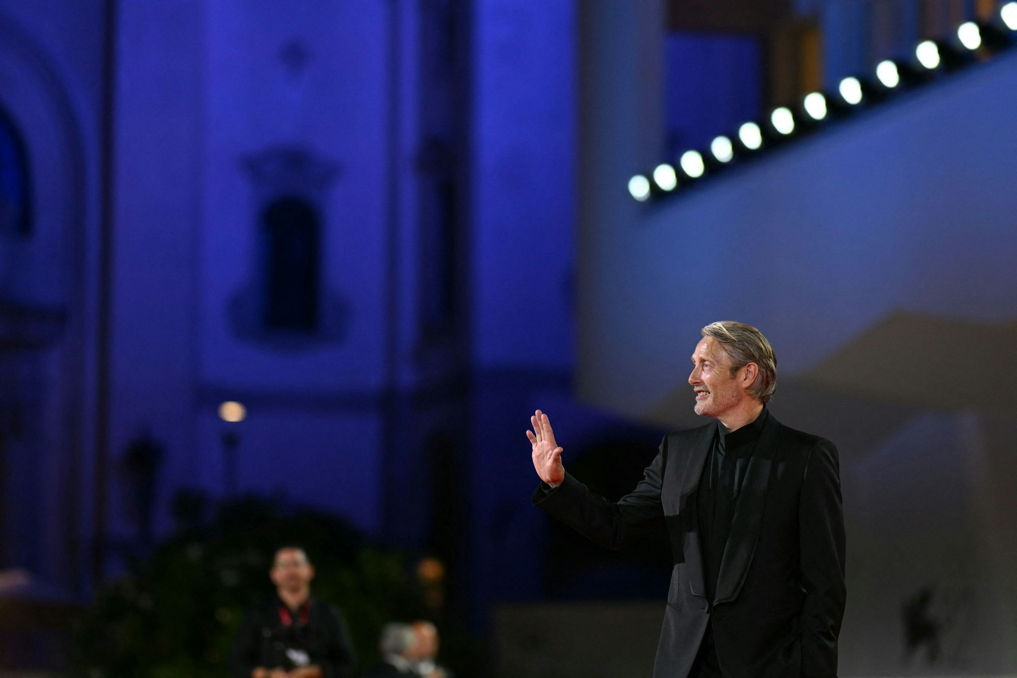 Der Schauspieler Mads Mikkelsen steht bei den 82. Internationalen Filmfestspielen von Venedig am 30. August 2025 auf dem roten Teppich für den Film „The Last Viking“ (Den Sidste Viking).