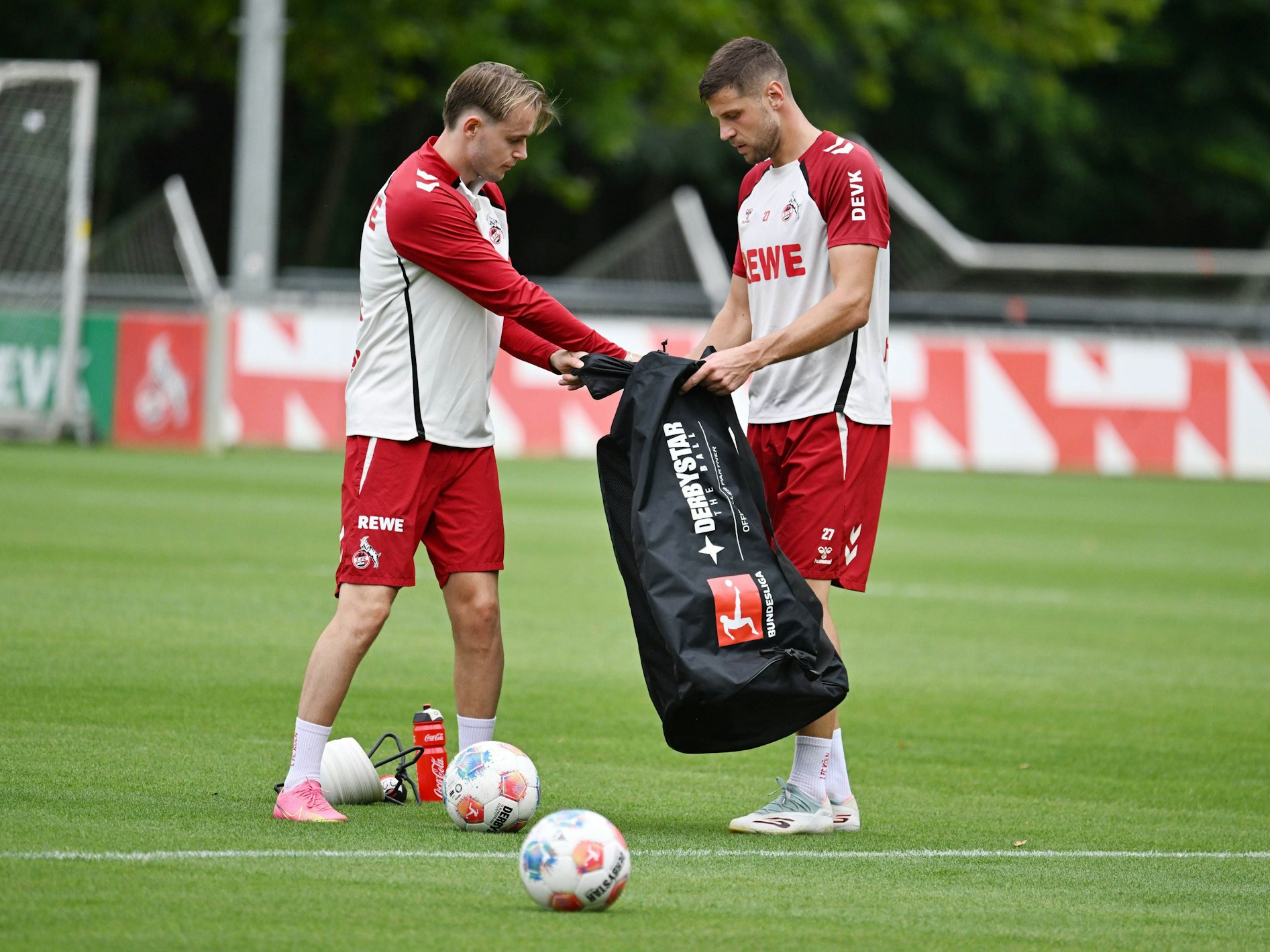 Jacob Christensen (l.) und Imad Rondic sammeln beim 1. FC Köln nach dem Training die Bälle zusammen.-