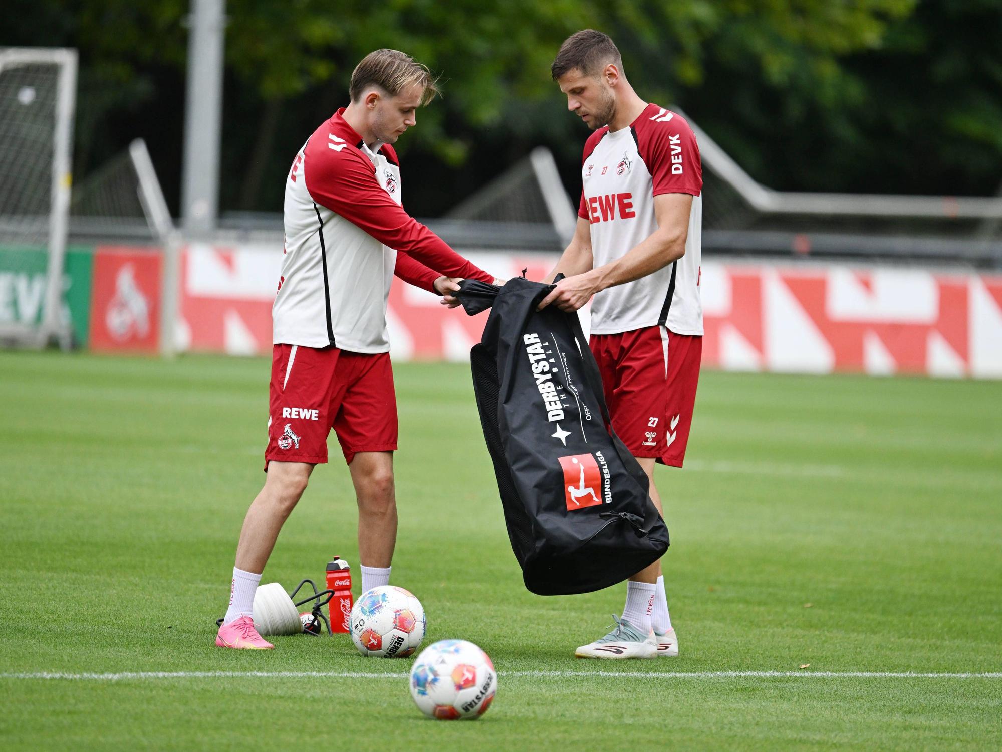 Jacob Christensen (l.) und Imad Rondic sammeln beim 1. FC Köln nach dem Training die Bälle zusammen.-