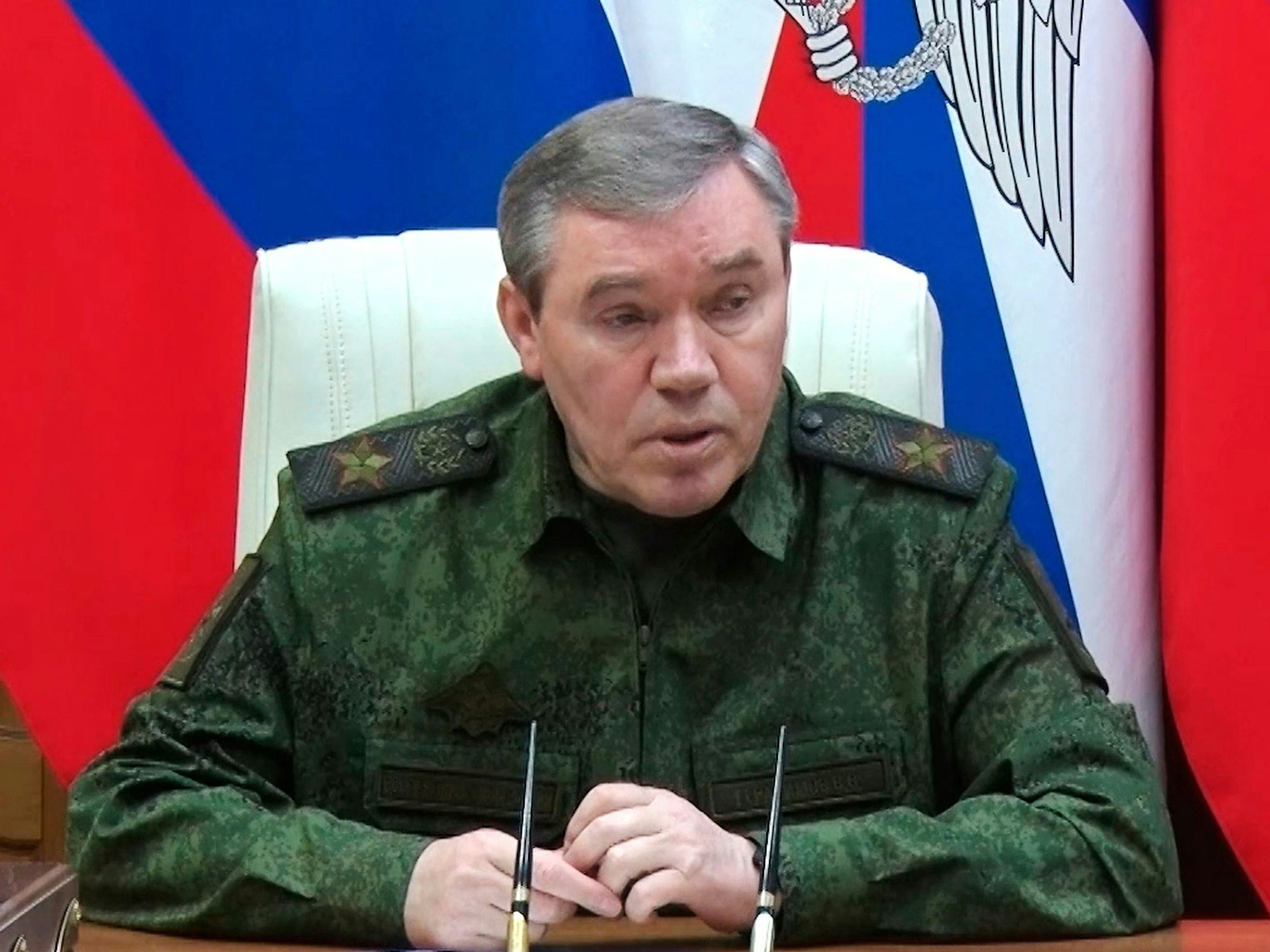 Auf diesem Foto, das aus einem Video des russischen Verteidigungsministeriums von Samstag (30. August 2025) stammt, spricht der russische Generalstabschef Waleri Gerassimow während eines Treffens mit hochrangigen Offizieren.